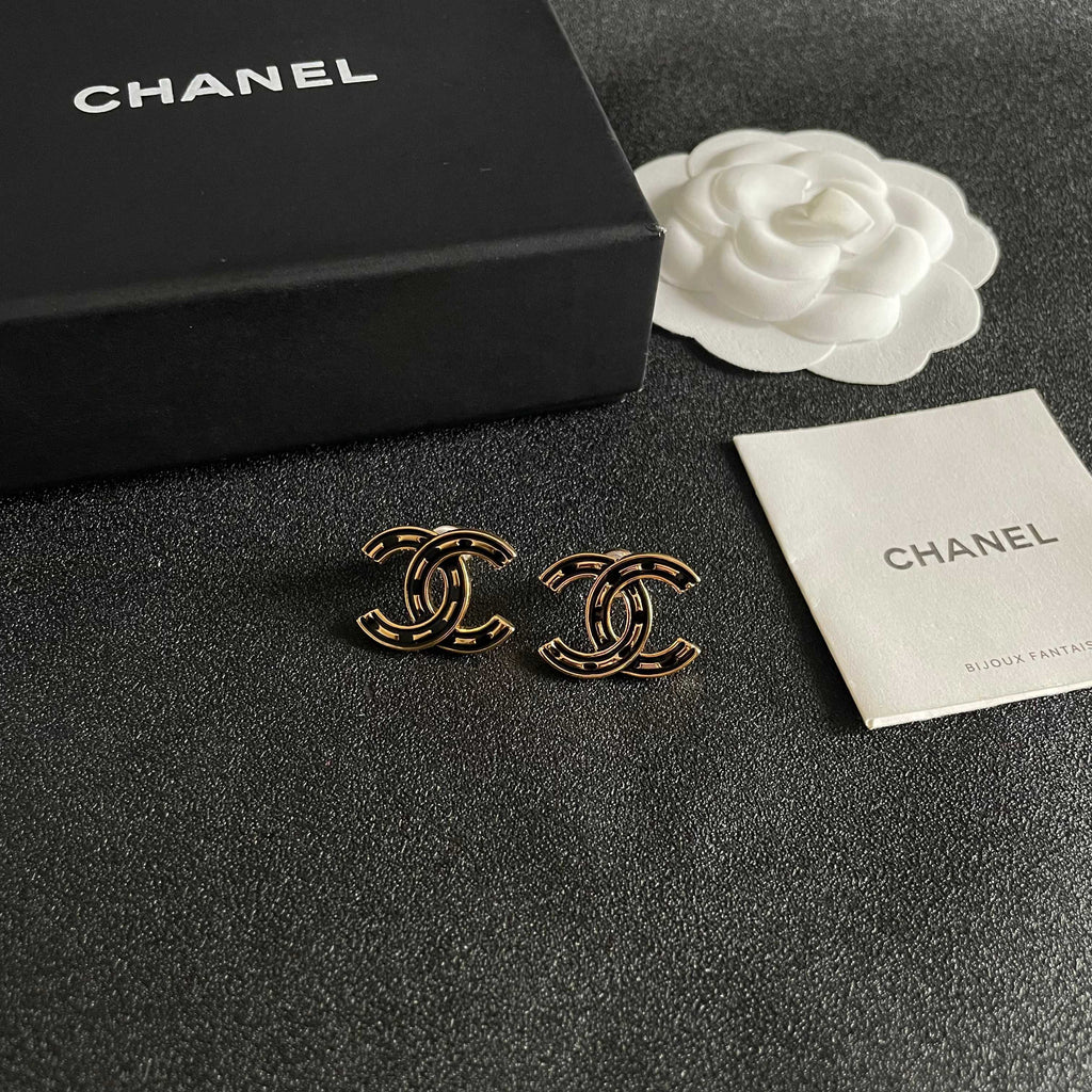 CHANEL 26S DOUBLE C LOGO BLACK ENAMEL STUD EARRINGS IN GOLD METAL 629902