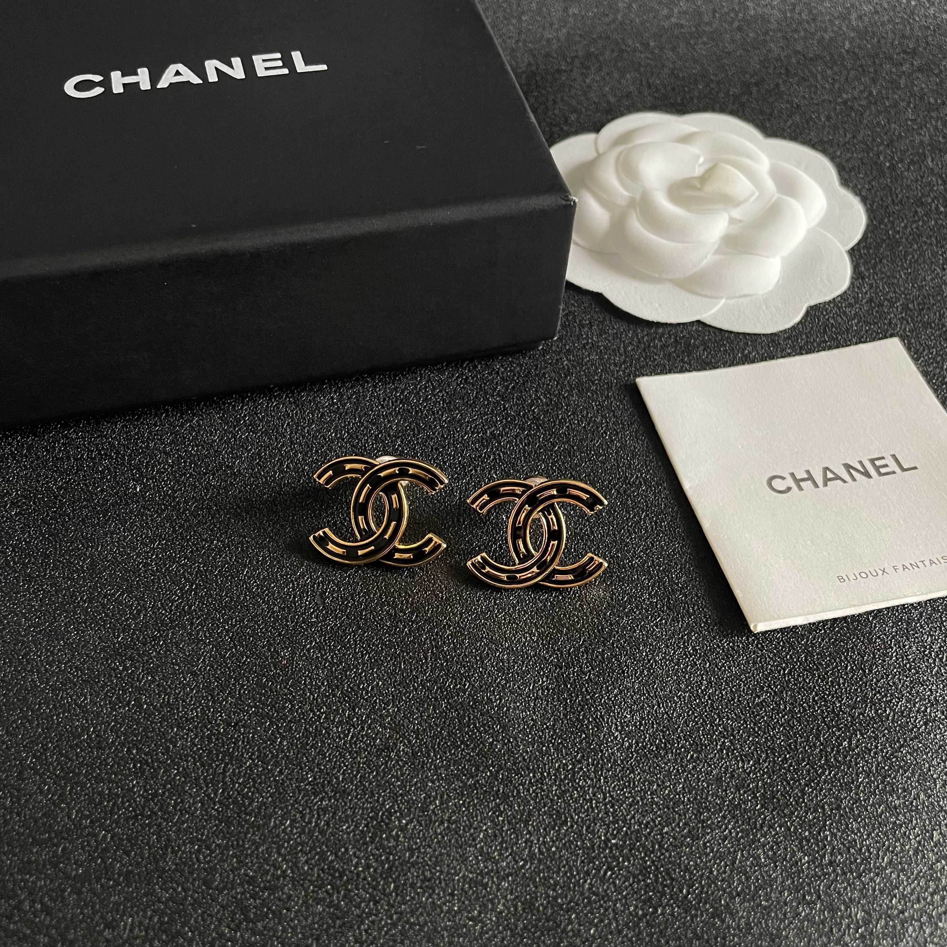 CHANEL 26S DOUBLE C LOGO BLACK ENAMEL STUD EARRINGS IN GOLD METAL 629902