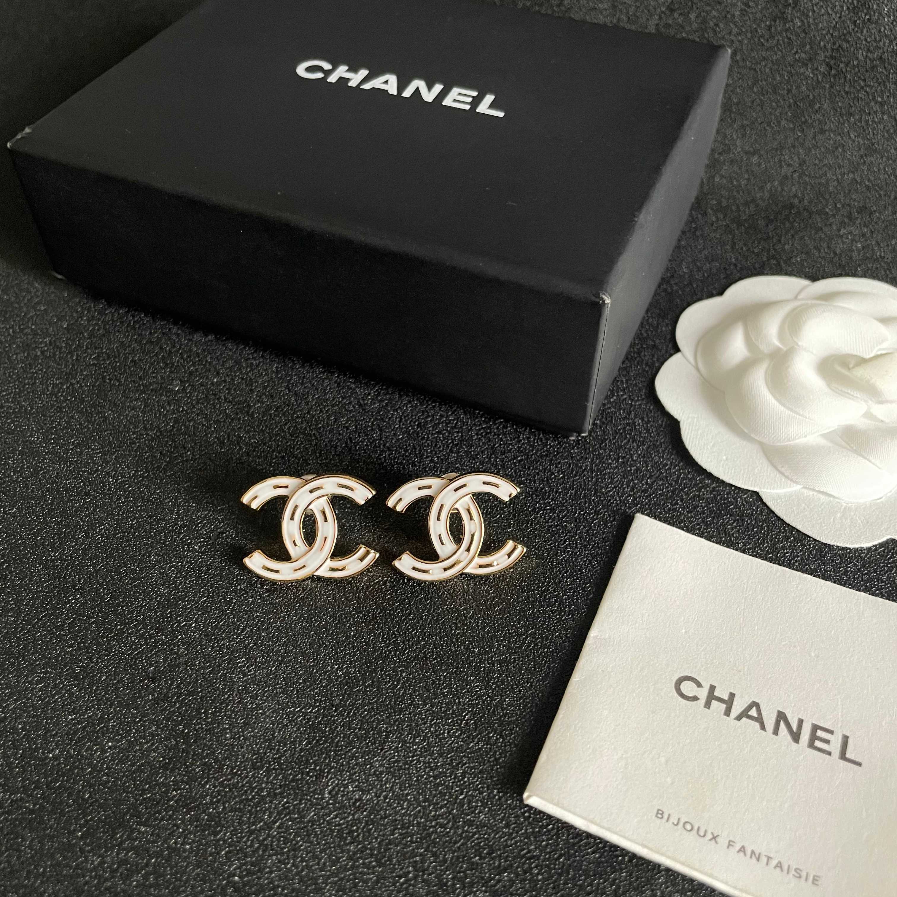 CHANEL 26S DOUBLE C LOGO WHITE ENAMEL STUD EARRINGS IN GOLD METAL 629903