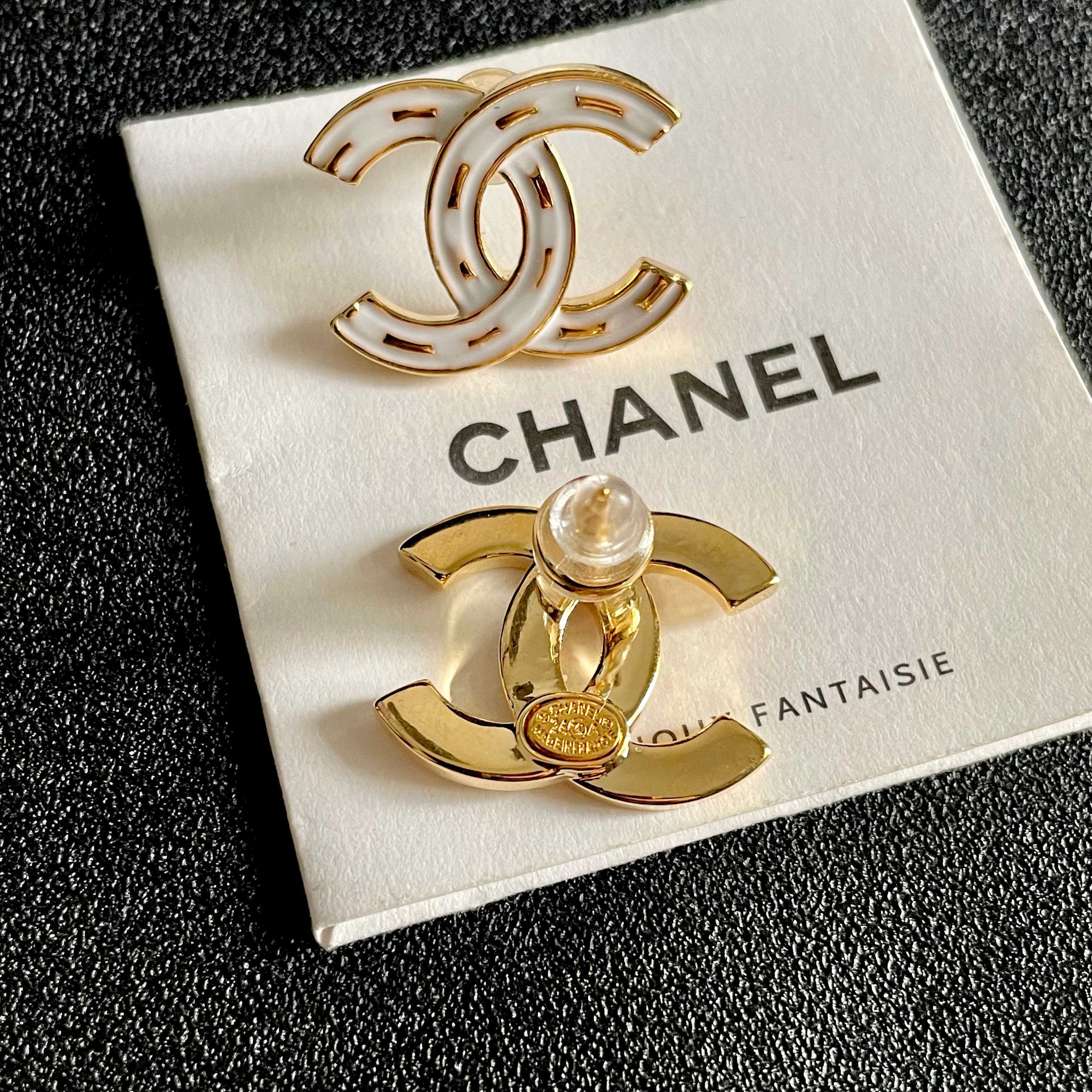 CHANEL 26S DOUBLE C LOGO WHITE ENAMEL STUD EARRINGS IN GOLD METAL 629903