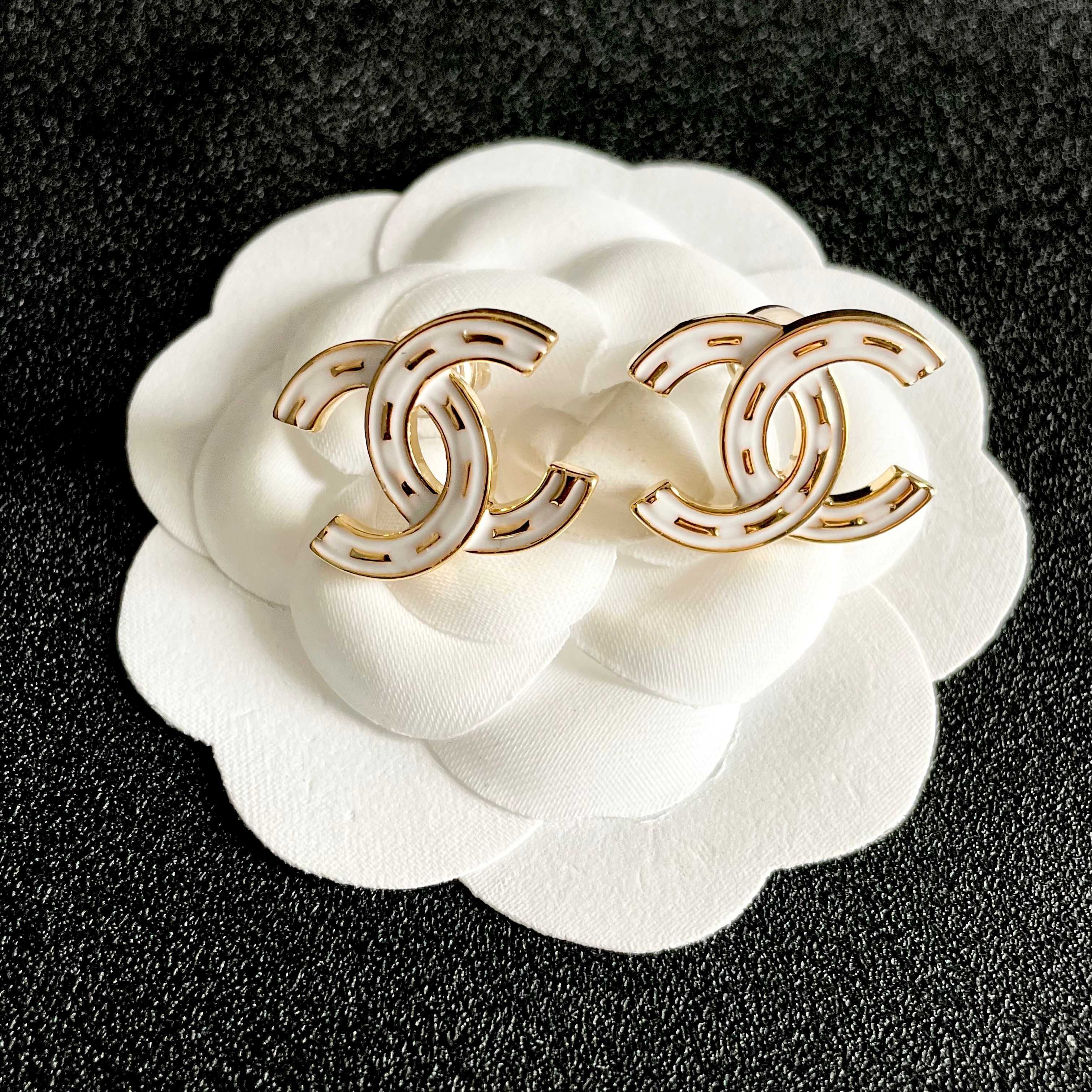 CHANEL 26S DOUBLE C LOGO WHITE ENAMEL STUD EARRINGS IN GOLD METAL 629903