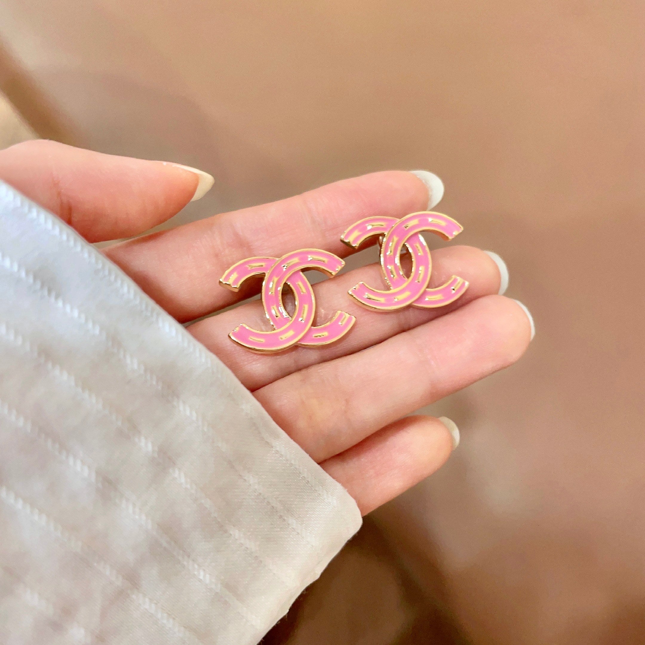 CHANEL 26S CHANEL DOUBLE C LOGO PINK ENAMEL STUD EARRINGS IN GOLD METAL 629905