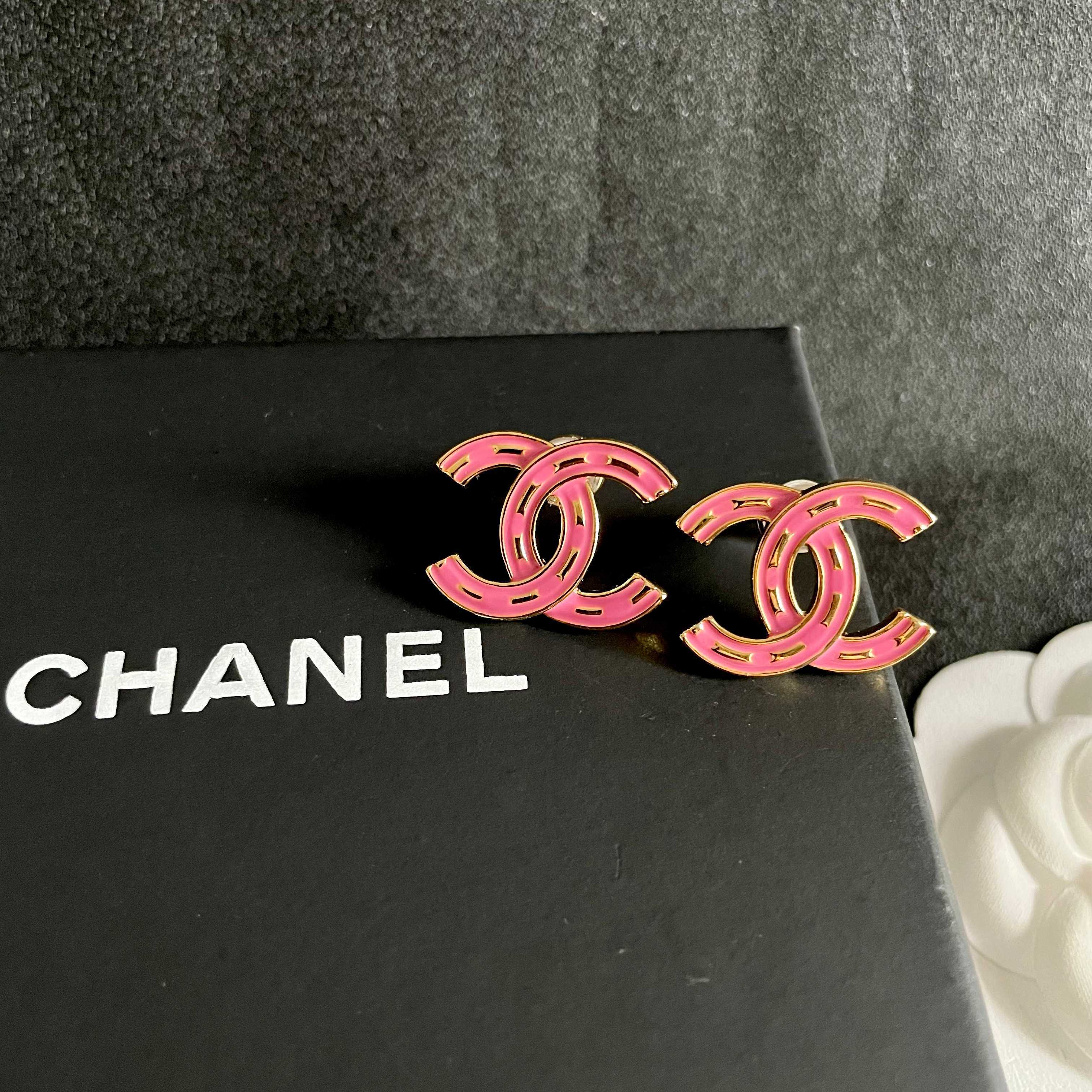 CHANEL 26S CHANEL DOUBLE C LOGO PINK ENAMEL STUD EARRINGS IN GOLD METAL 629905