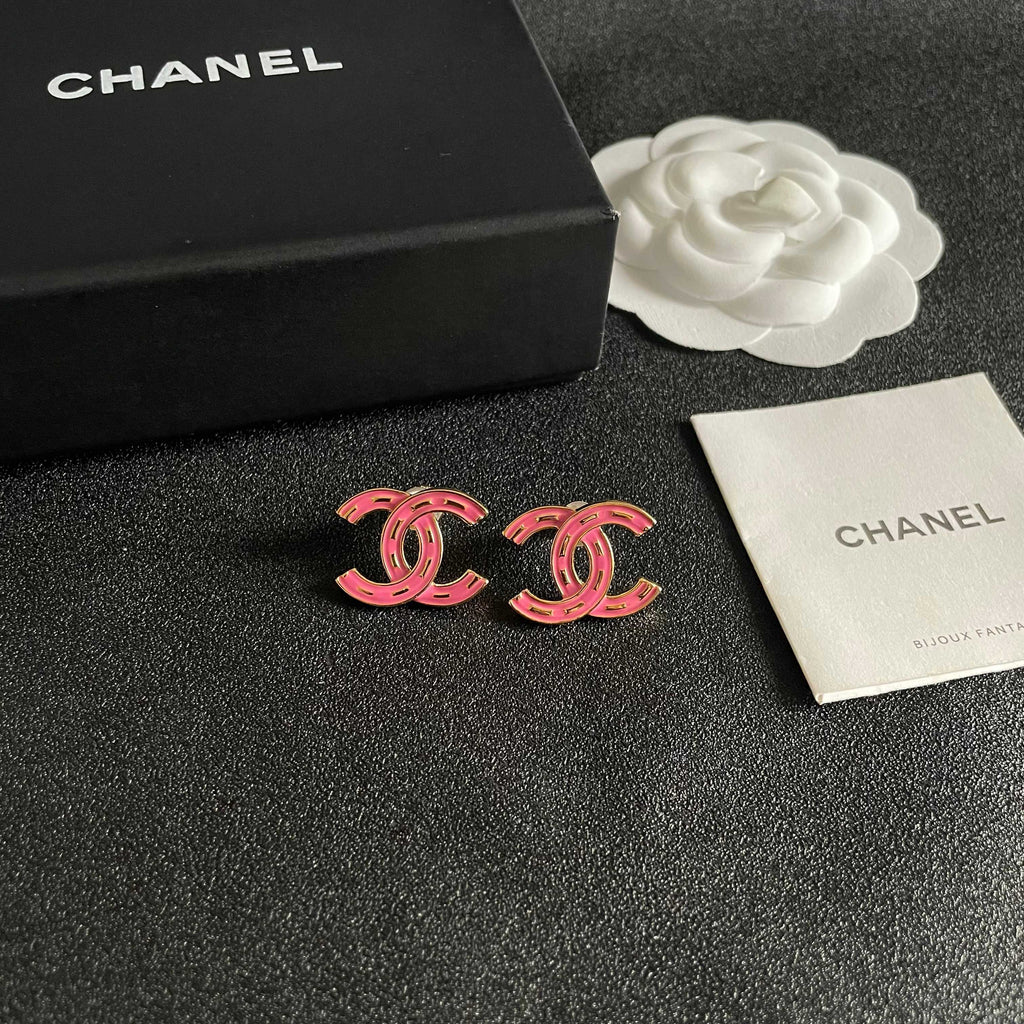 CHANEL 26S CHANEL DOUBLE C LOGO PINK ENAMEL STUD EARRINGS IN GOLD METAL 629905