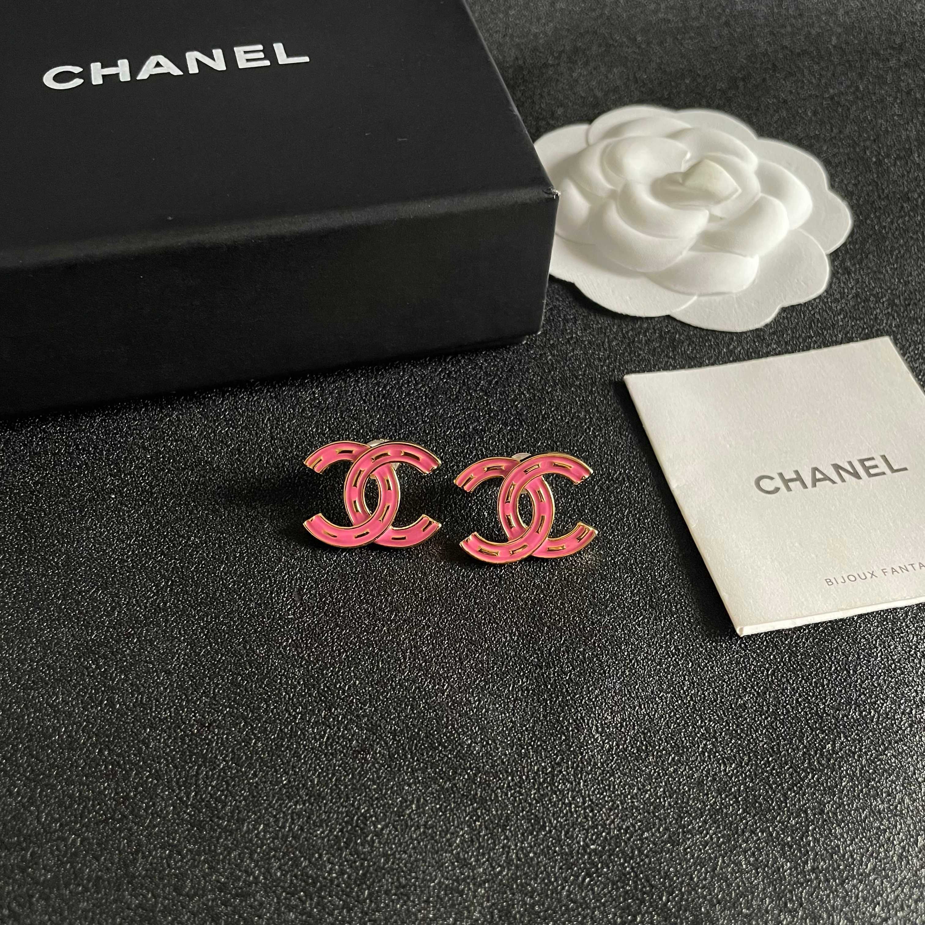 CHANEL 26S CHANEL DOUBLE C LOGO PINK ENAMEL STUD EARRINGS IN GOLD METAL 629905