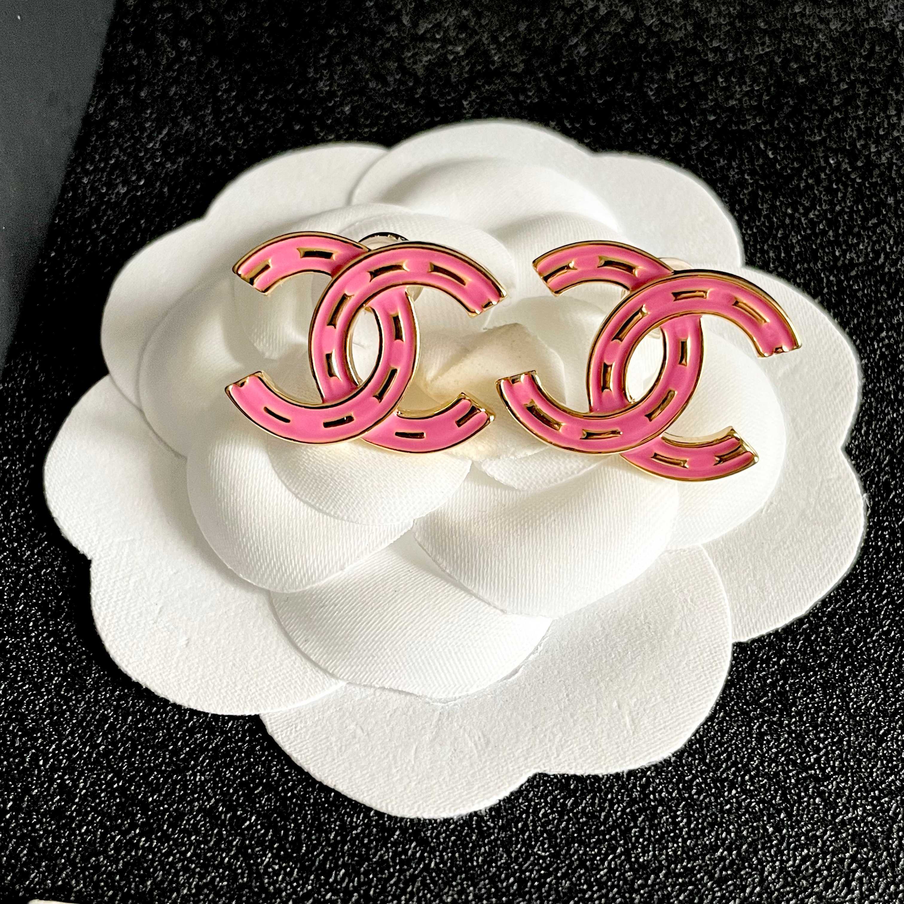 CHANEL 26S CHANEL DOUBLE C LOGO PINK ENAMEL STUD EARRINGS IN GOLD METAL 629905