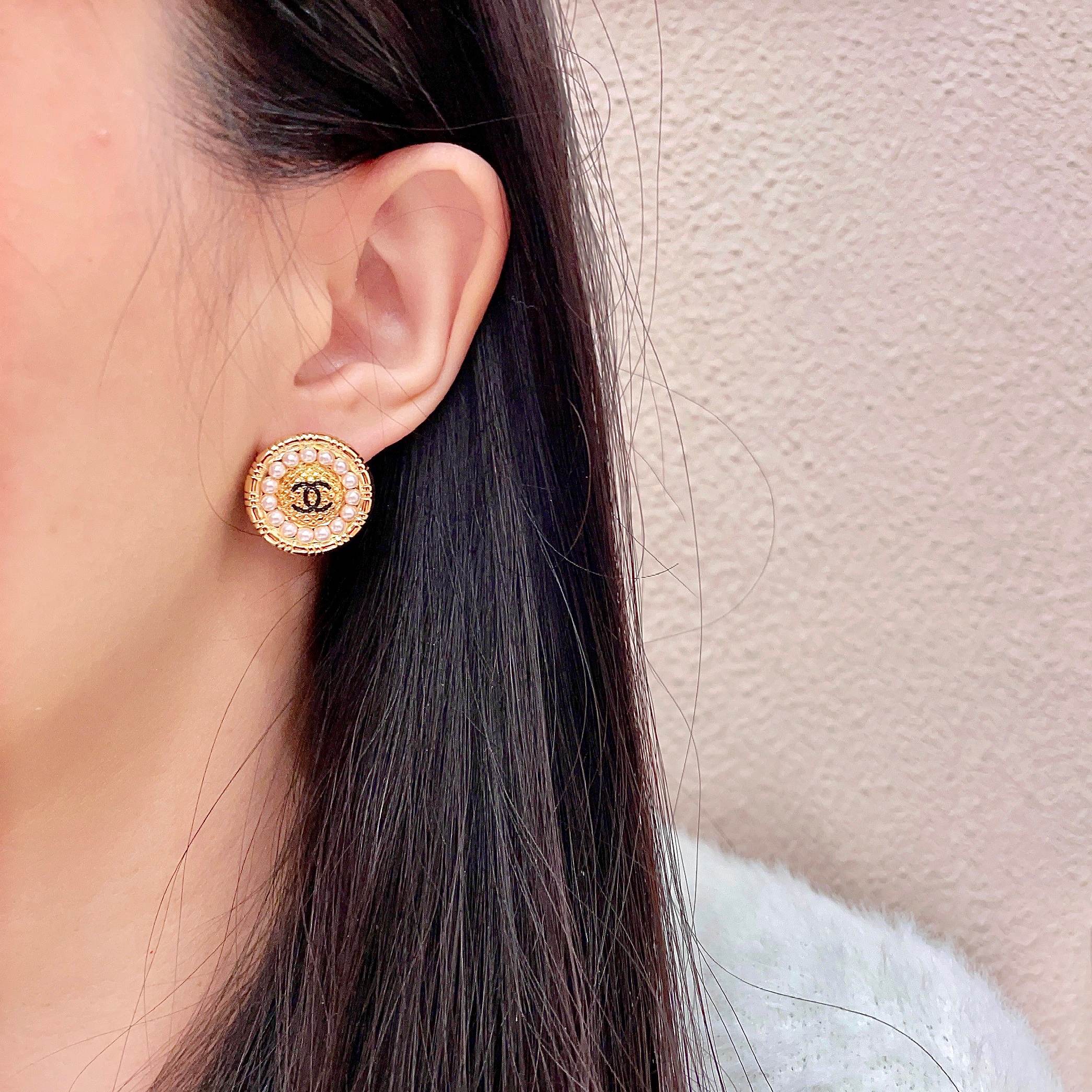 CHANEL 26S DOUBLE C LOGO PEARL ROUND STUD EARRINGS IN GOLD METAL 629906