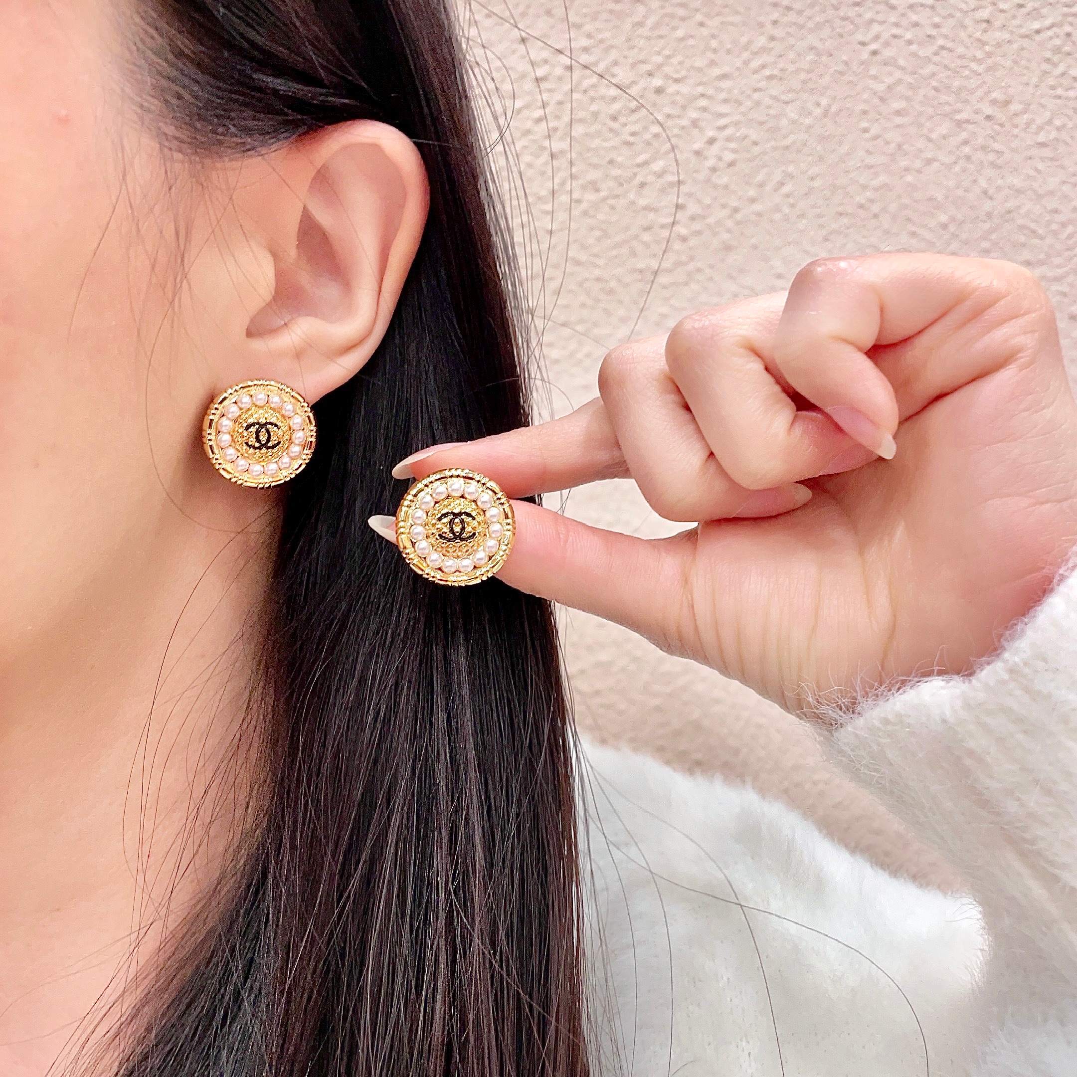 CHANEL 26S DOUBLE C LOGO PEARL ROUND STUD EARRINGS IN GOLD METAL 629906