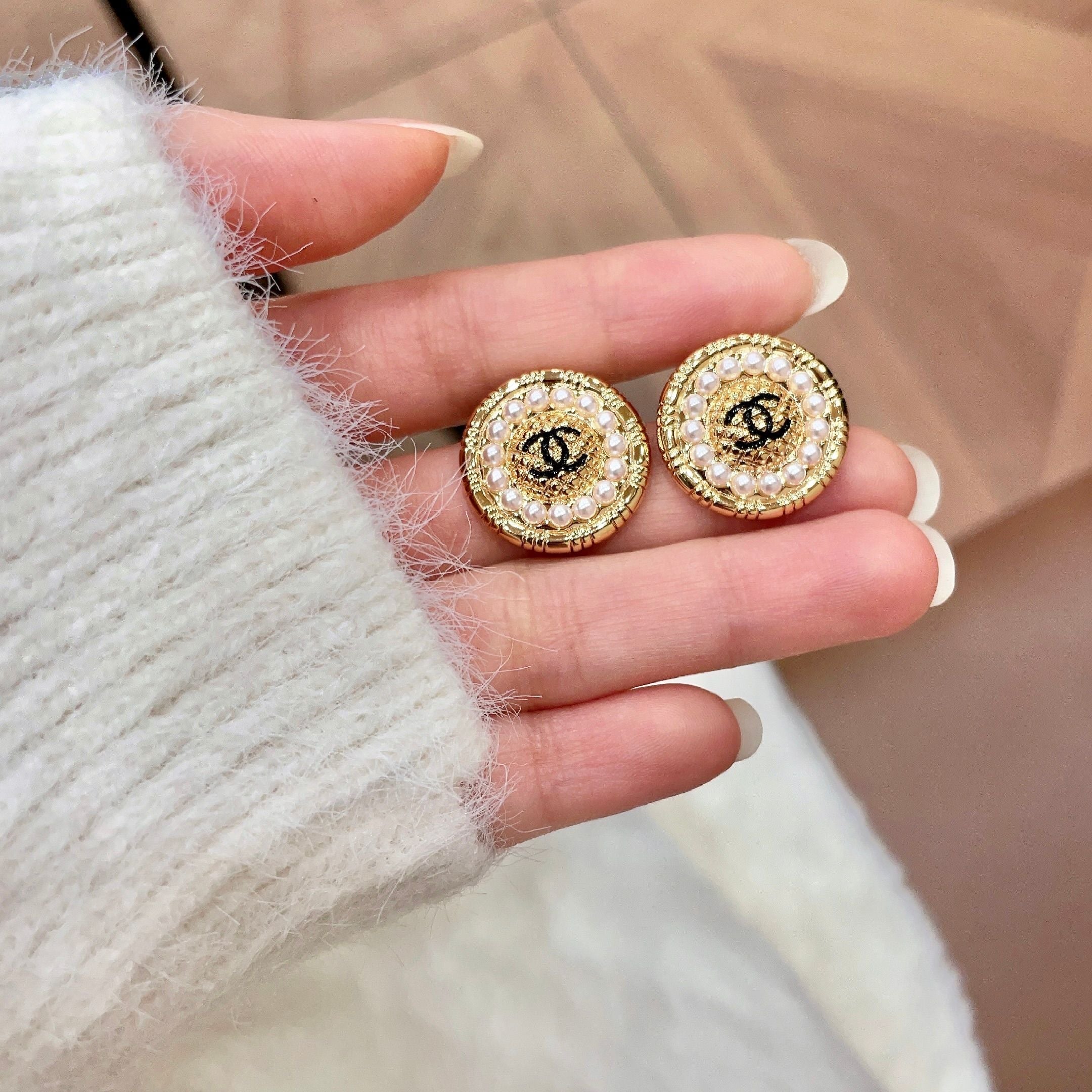 CHANEL 26S DOUBLE C LOGO PEARL ROUND STUD EARRINGS IN GOLD METAL 629906