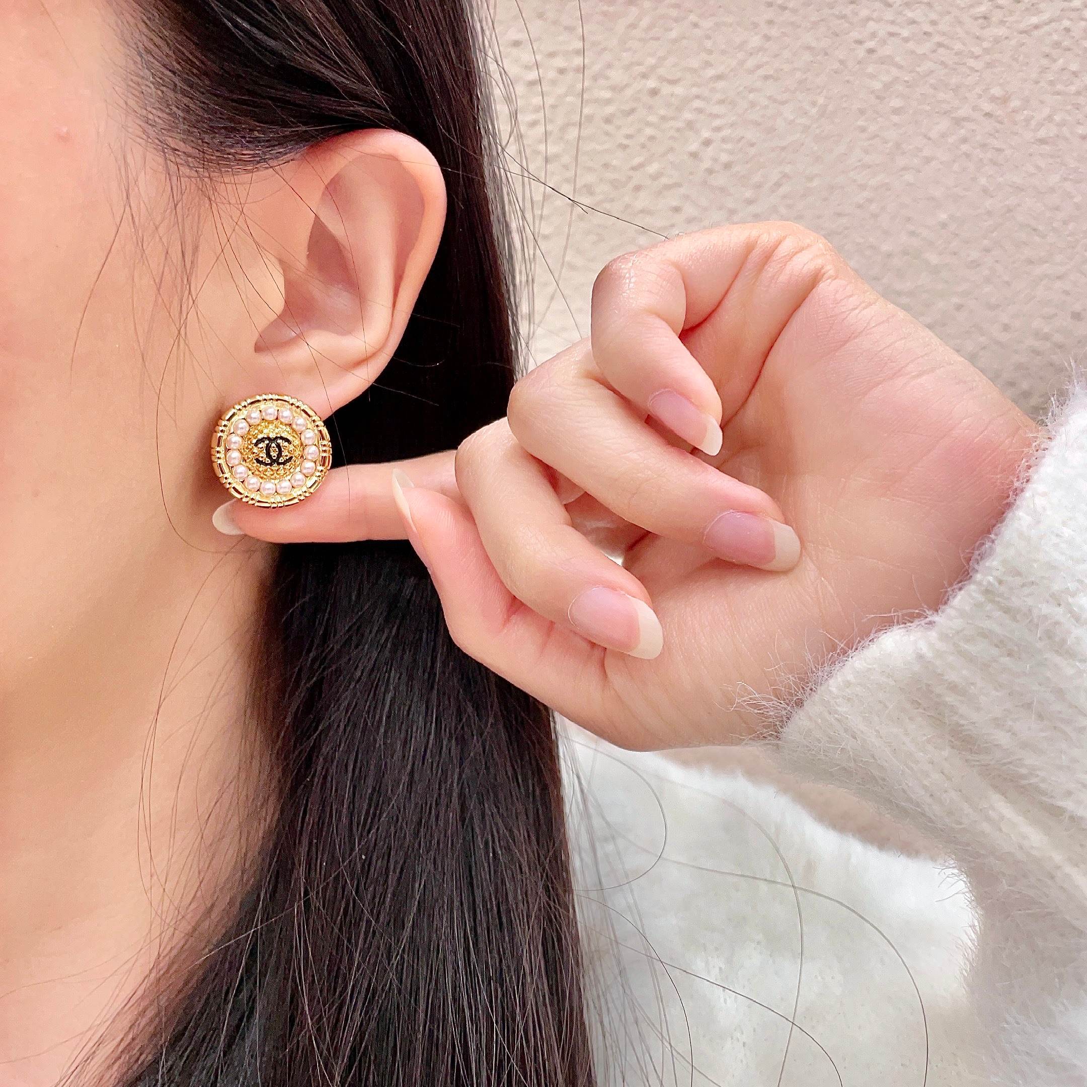 CHANEL 26S DOUBLE C LOGO PEARL ROUND STUD EARRINGS IN GOLD METAL 629906