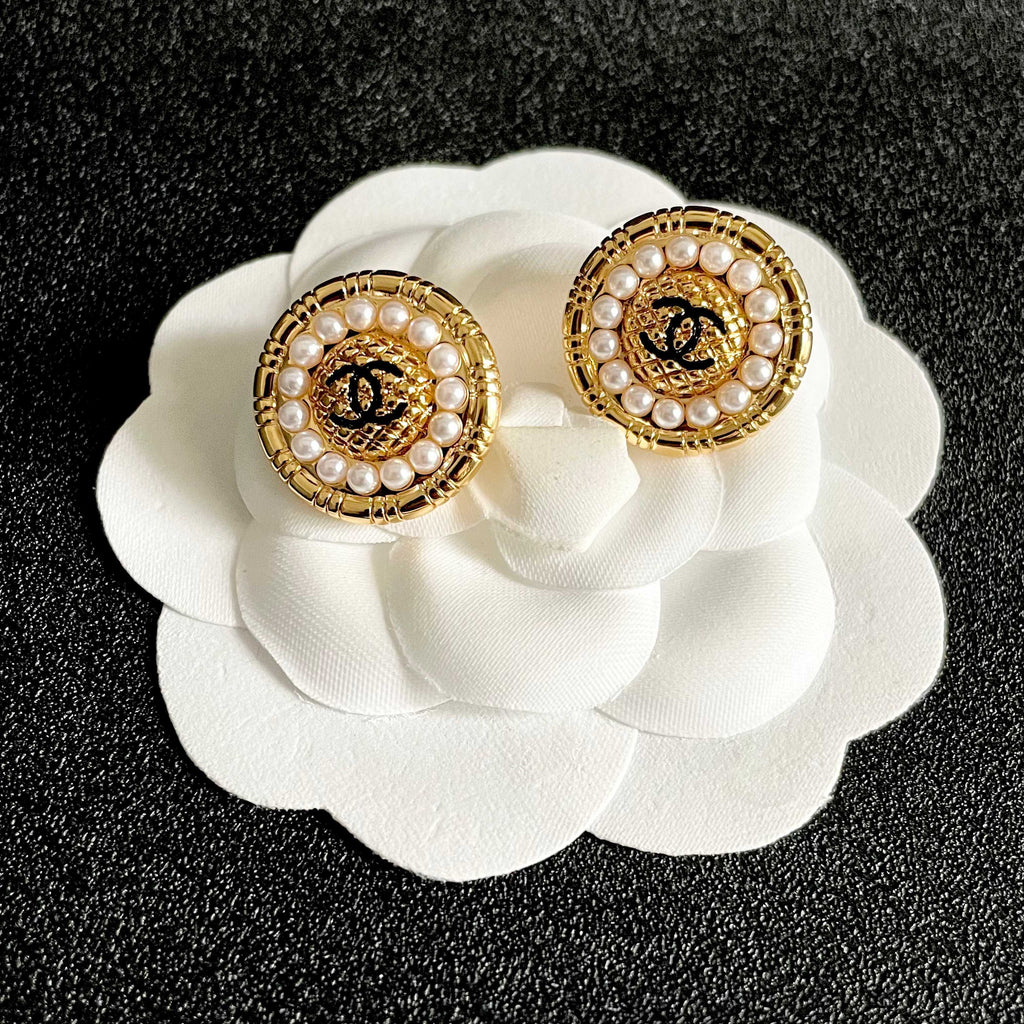 CHANEL 26S DOUBLE C LOGO PEARL ROUND STUD EARRINGS IN GOLD METAL 629906