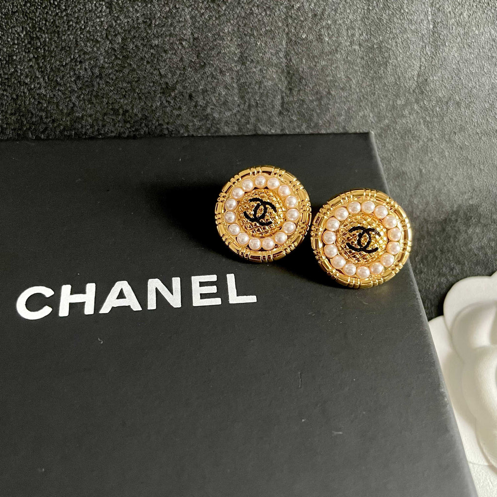 CHANEL 26S DOUBLE C LOGO PEARL ROUND STUD EARRINGS IN GOLD METAL 629906