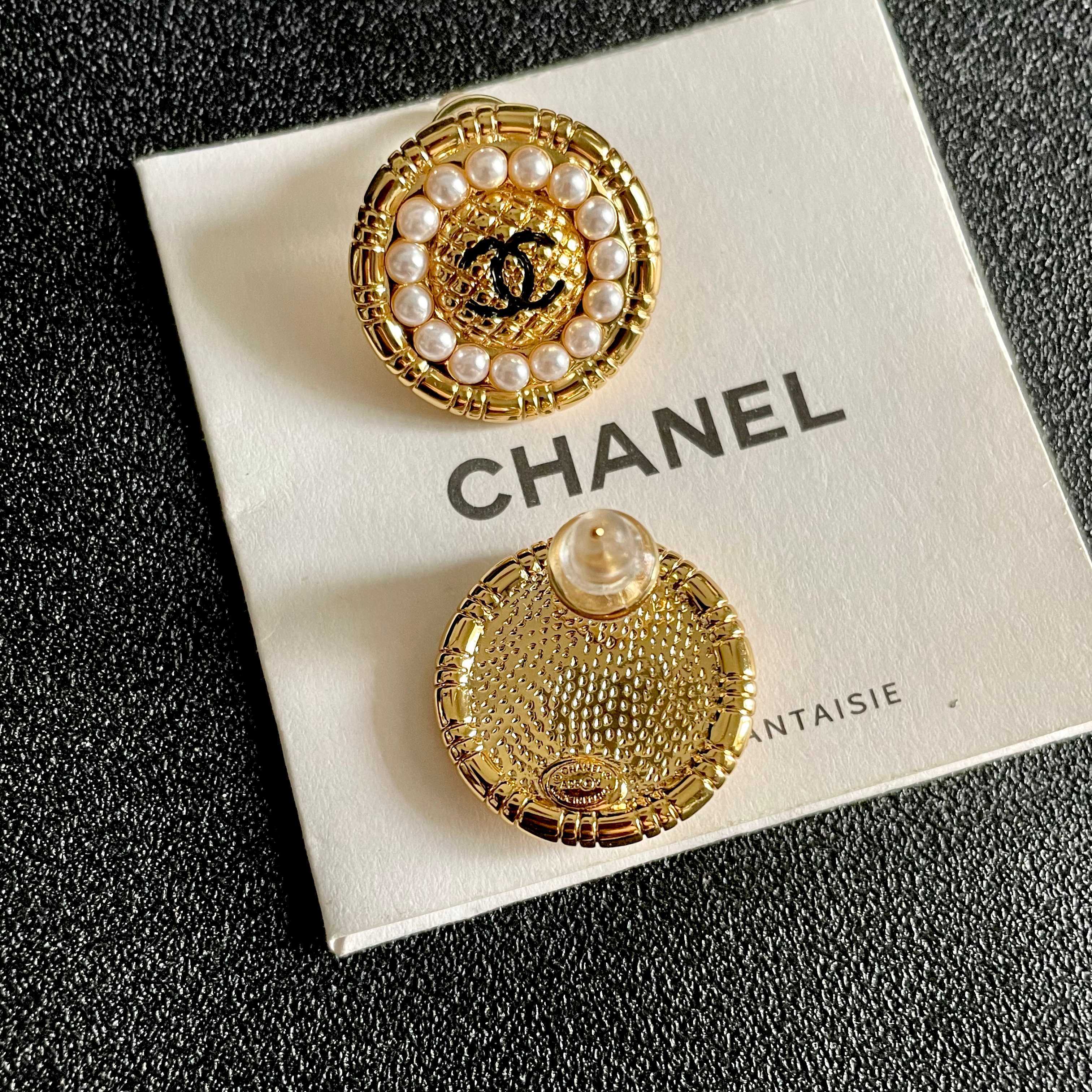 CHANEL 26S DOUBLE C LOGO PEARL ROUND STUD EARRINGS IN GOLD METAL 629906