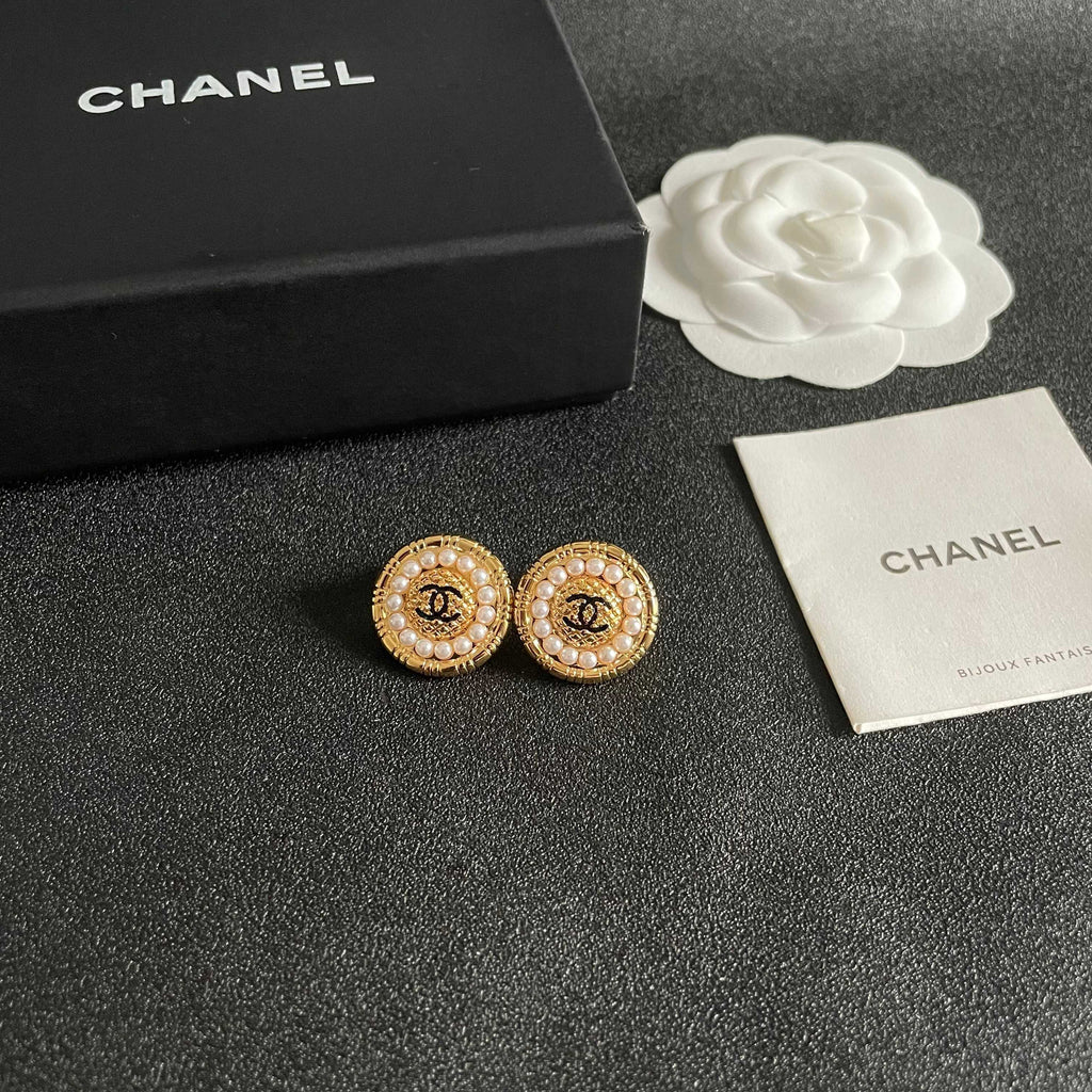 CHANEL 26S DOUBLE C LOGO PEARL ROUND STUD EARRINGS IN GOLD METAL 629906
