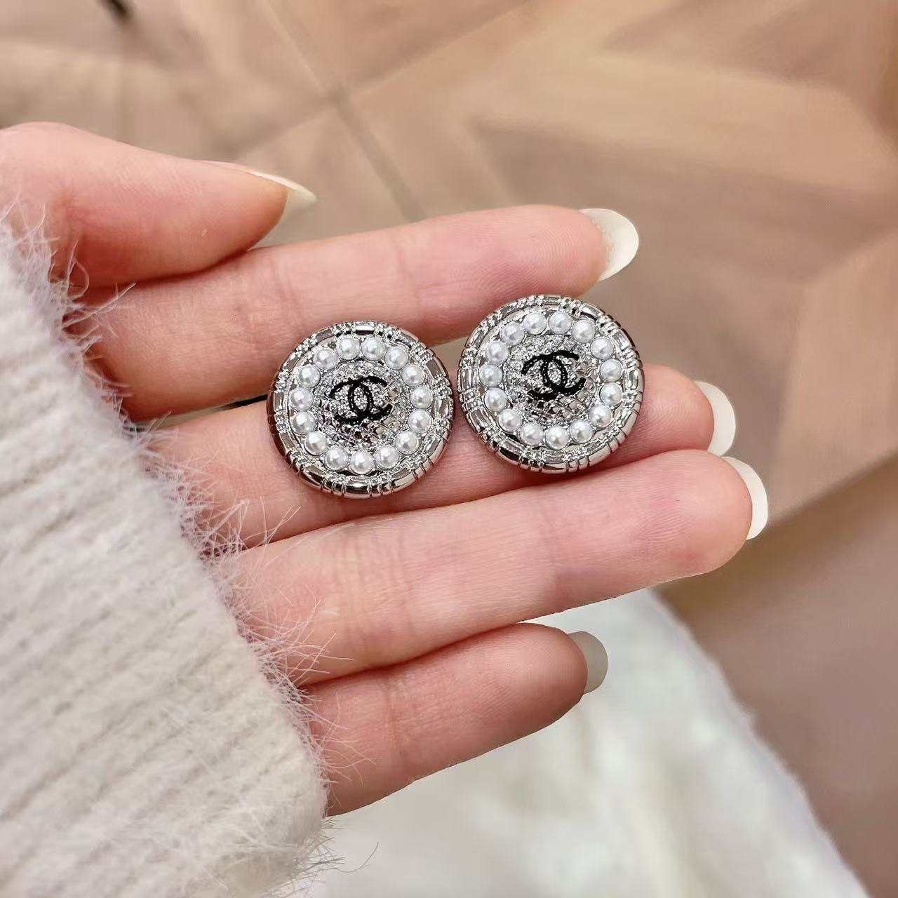 CHANEL 26S DOUBLE C LOGO PEARL ROUND STUD EARRINGS IN SILVER METAL 629907