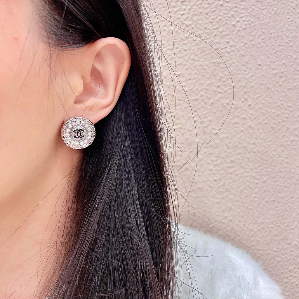 CHANEL 26S DOUBLE C LOGO PEARL ROUND STUD EARRINGS IN SILVER METAL 629907