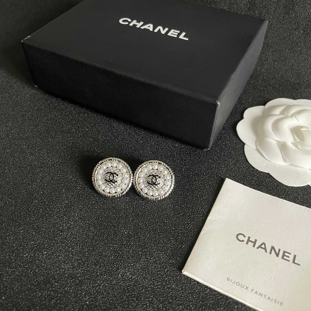 CHANEL 26S DOUBLE C LOGO PEARL ROUND STUD EARRINGS IN SILVER METAL 629907