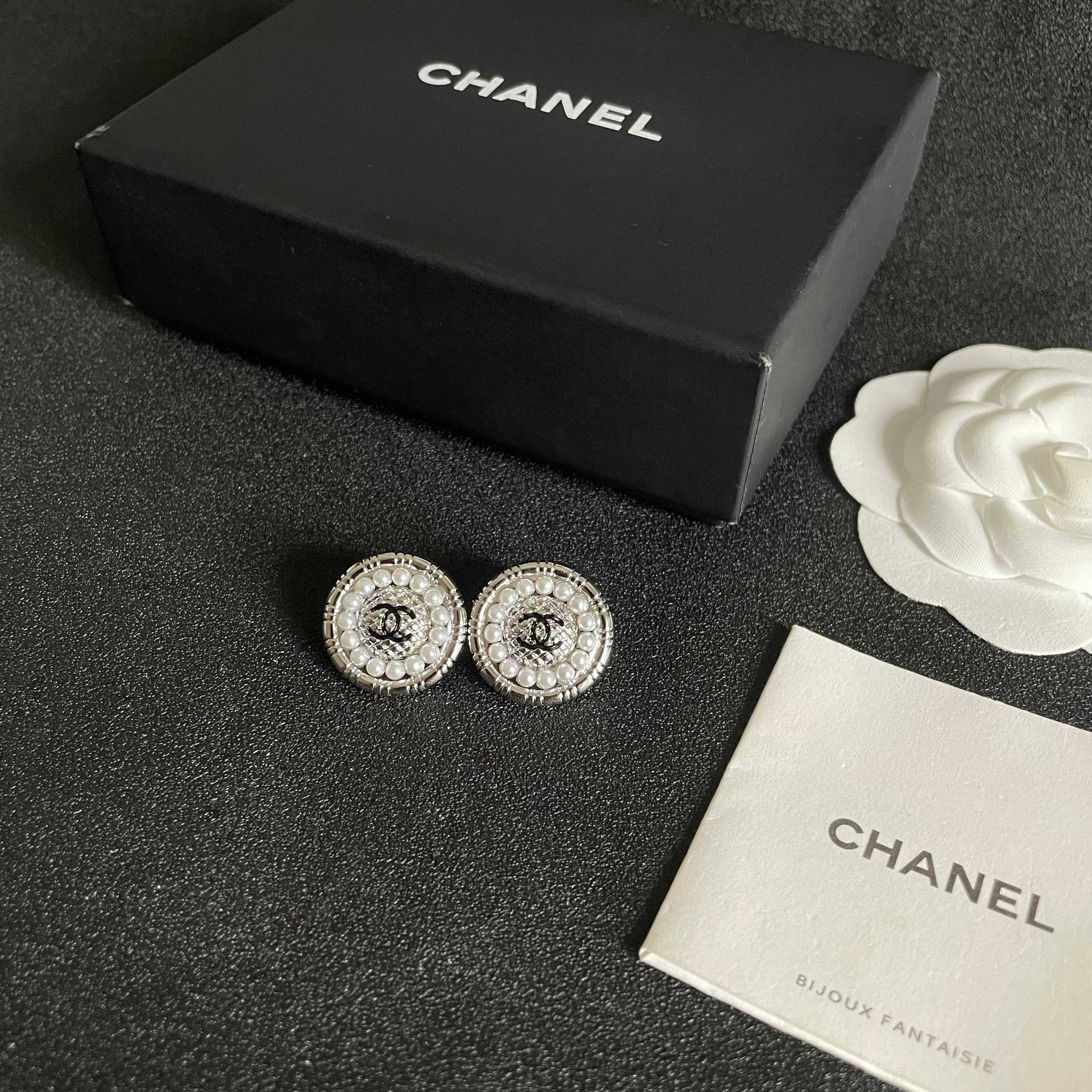 CHANEL 26S DOUBLE C LOGO PEARL ROUND STUD EARRINGS IN SILVER METAL 629907