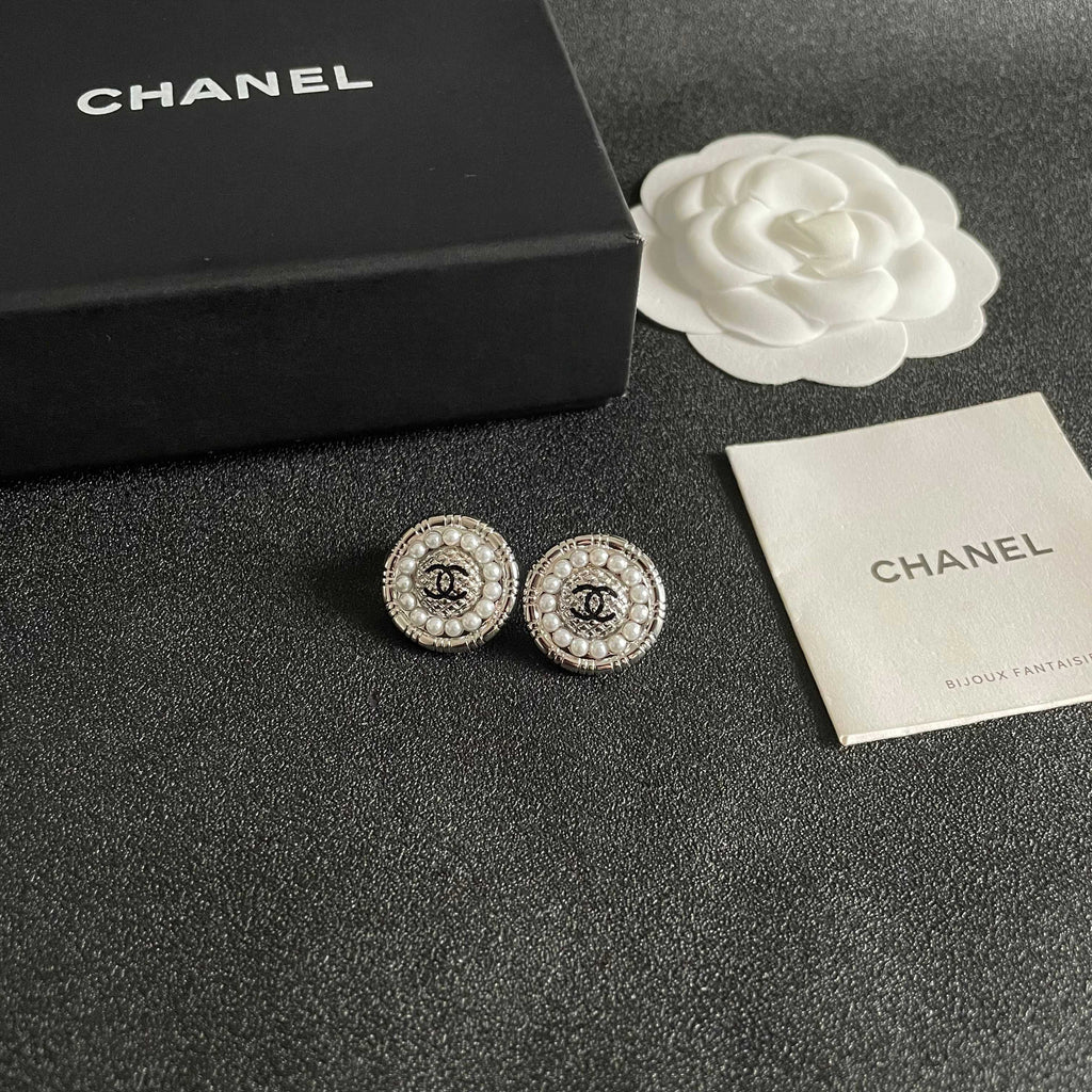 CHANEL 26S DOUBLE C LOGO PEARL ROUND STUD EARRINGS IN SILVER METAL 629907