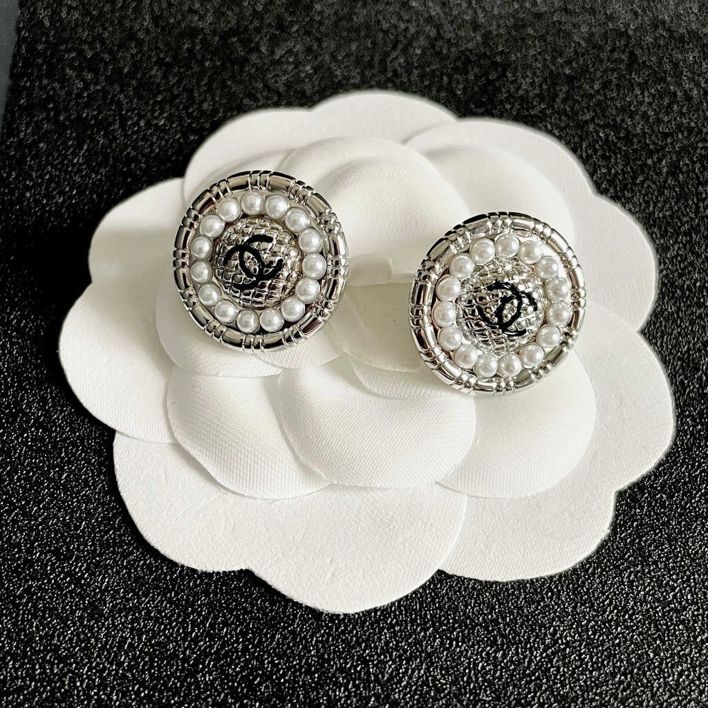 CHANEL 26S DOUBLE C LOGO PEARL ROUND STUD EARRINGS IN SILVER METAL 629907