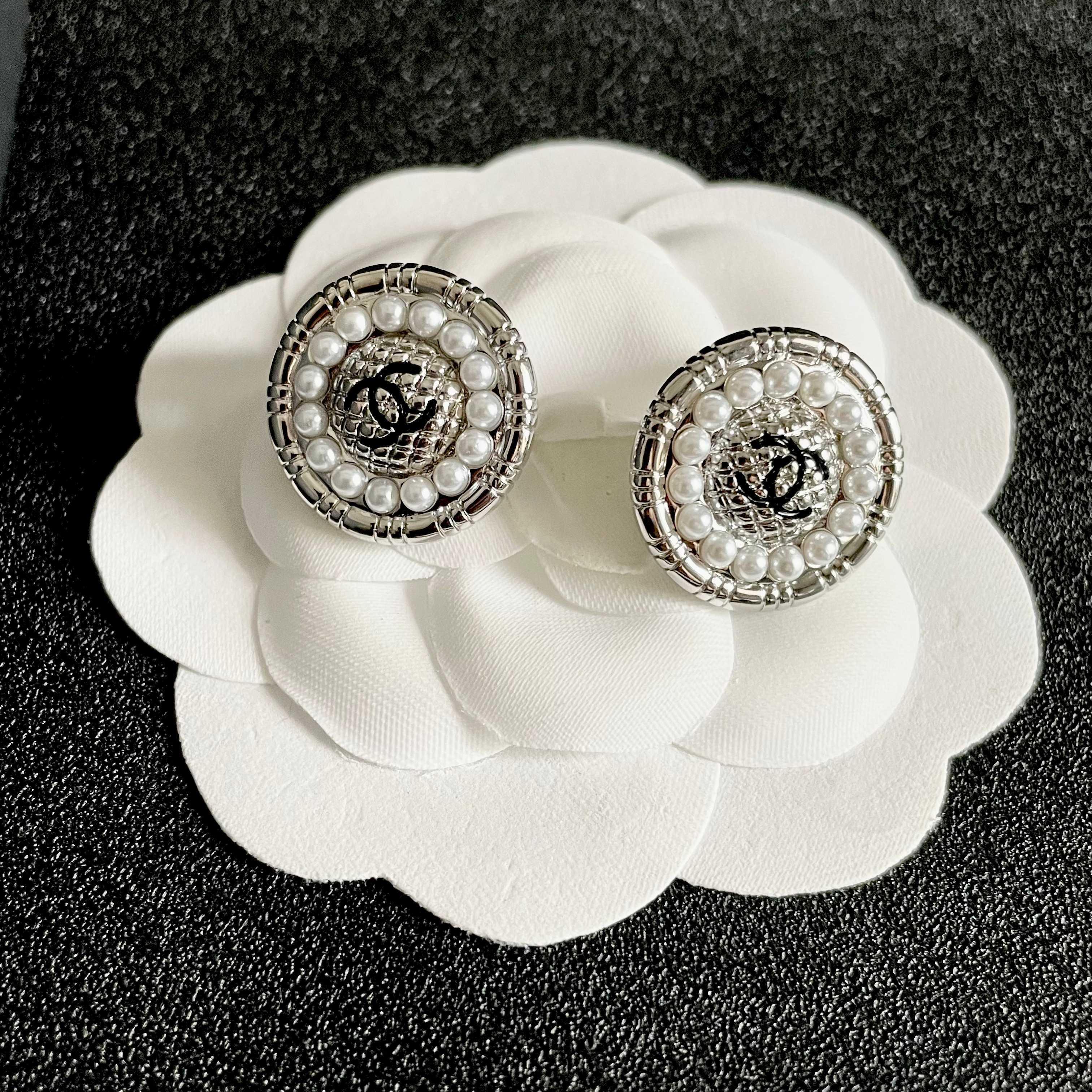 CHANEL 26S DOUBLE C LOGO PEARL ROUND STUD EARRINGS IN SILVER METAL 629907