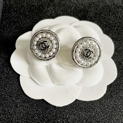 CHANEL 26S DOUBLE C LOGO PEARL ROUND STUD EARRINGS IN SILVER METAL 629907