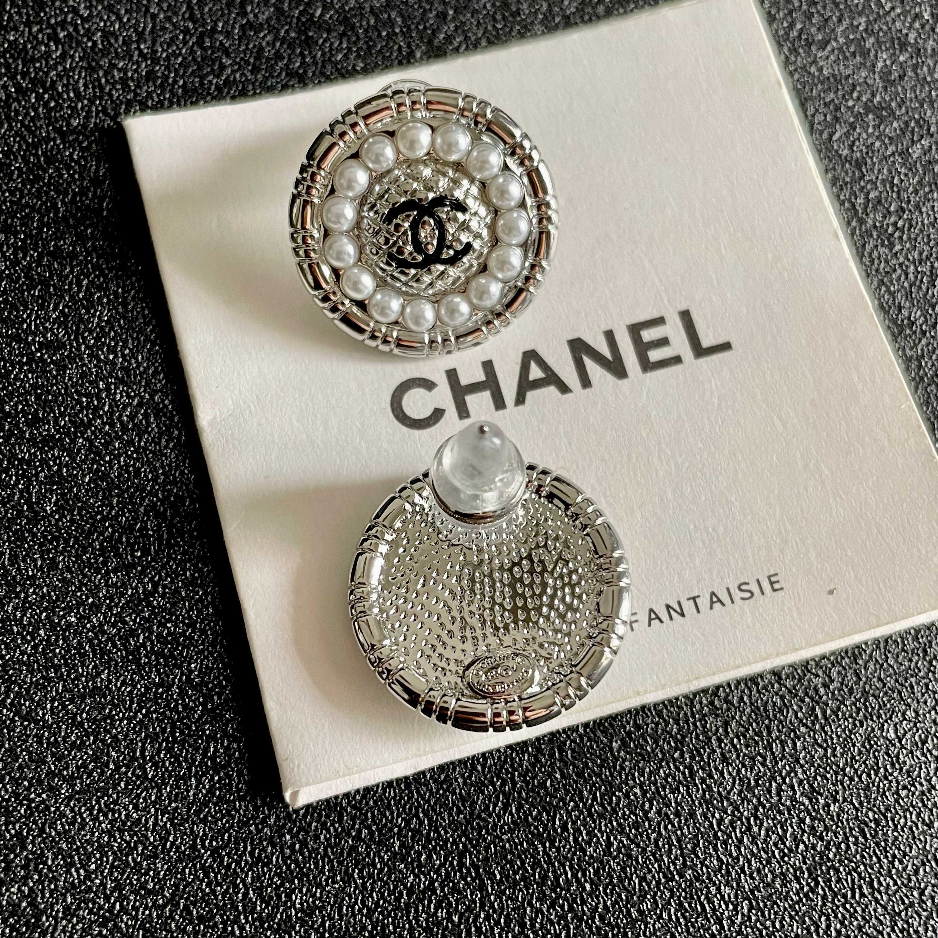 CHANEL 26S DOUBLE C LOGO PEARL ROUND STUD EARRINGS IN SILVER METAL 629907