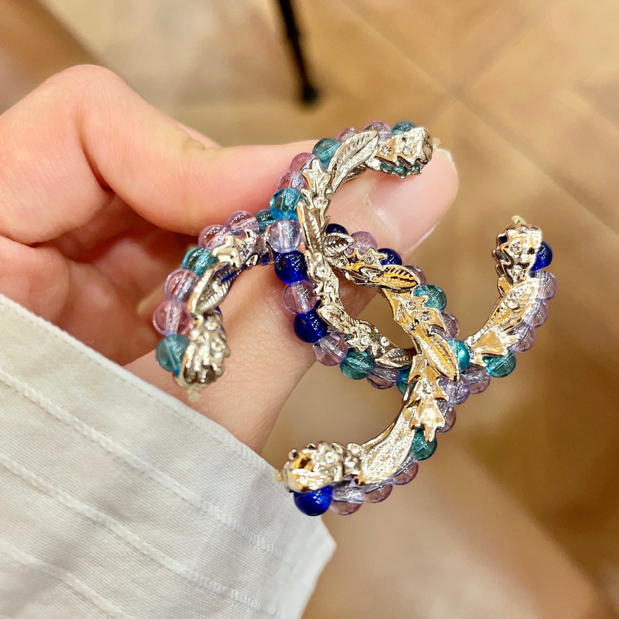 CHANEL 26S DOUBLE C LOGO MULTICOLOR BEADED & STARFISH DETAIL BROOCH IN GOLD METAL 629908