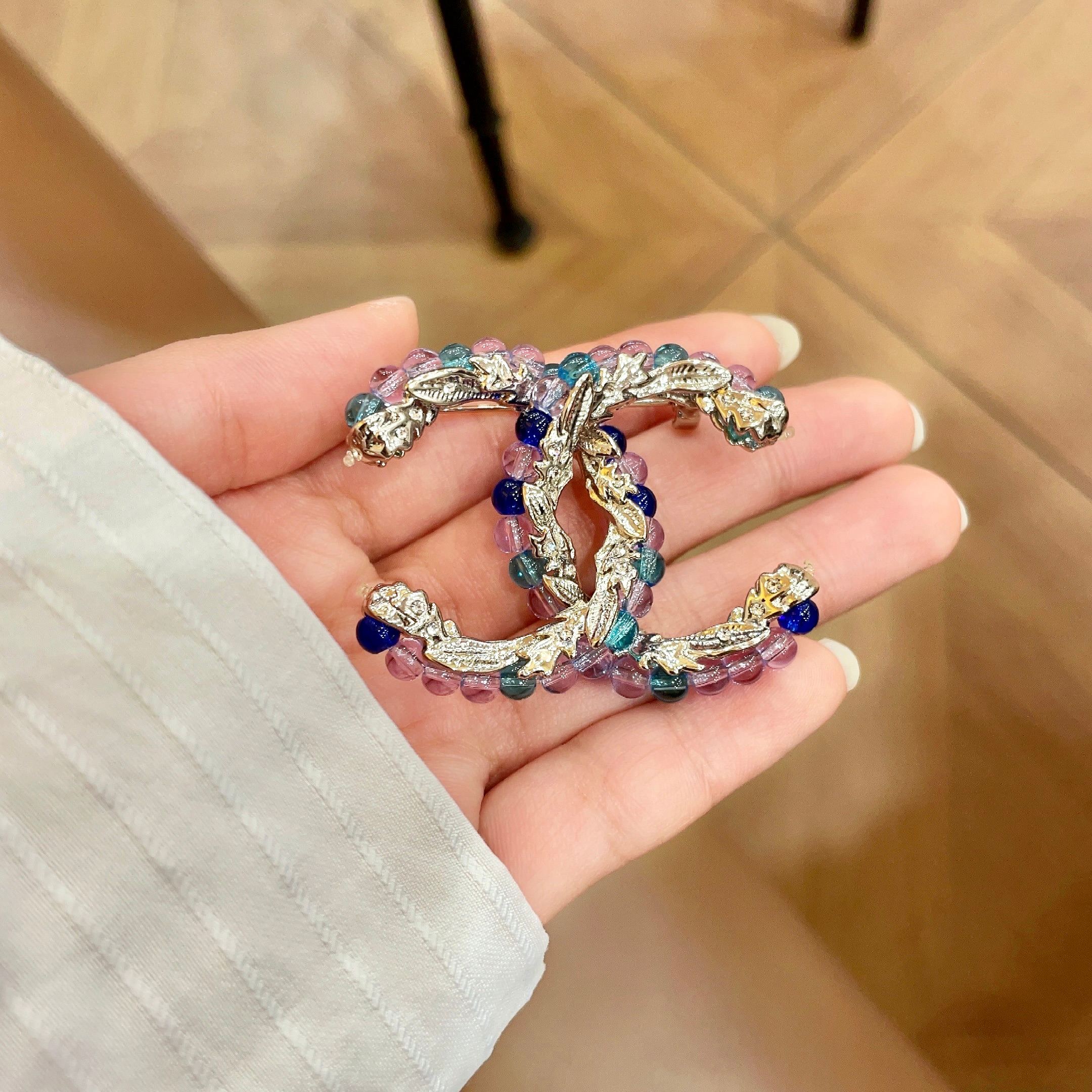 CHANEL 26S DOUBLE C LOGO MULTICOLOR BEADED & STARFISH DETAIL BROOCH IN GOLD METAL 629908