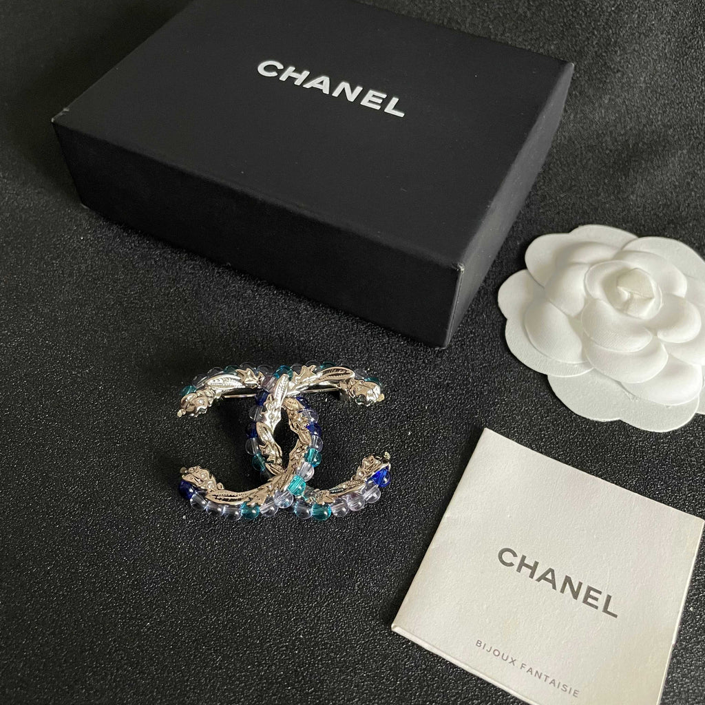 CHANEL 26S DOUBLE C LOGO MULTICOLOR BEADED & STARFISH DETAIL BROOCH IN GOLD METAL 629908