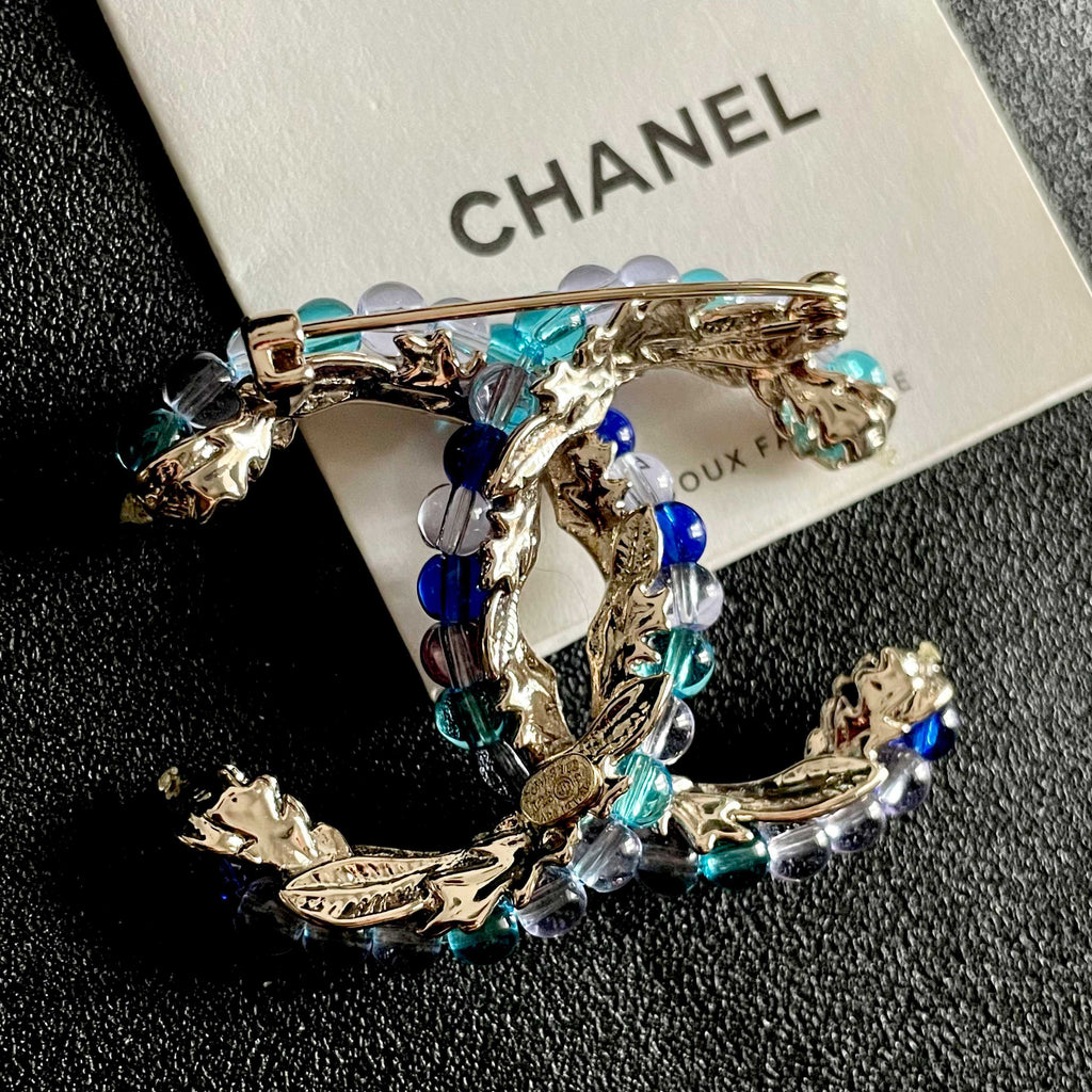 CHANEL 26S DOUBLE C LOGO MULTICOLOR BEADED & STARFISH DETAIL BROOCH IN GOLD METAL 629908