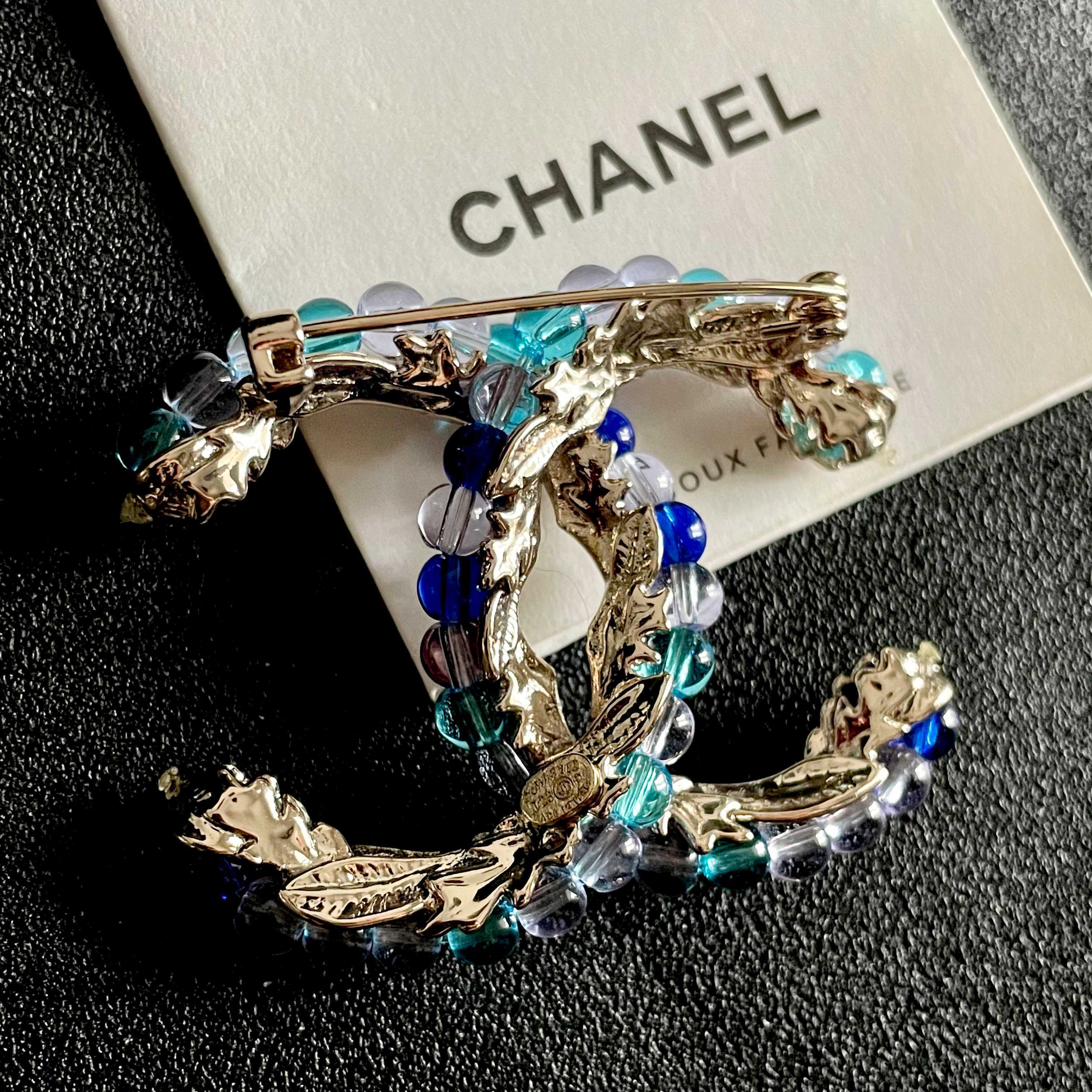 CHANEL 26S DOUBLE C LOGO MULTICOLOR BEADED & STARFISH DETAIL BROOCH IN GOLD METAL 629908