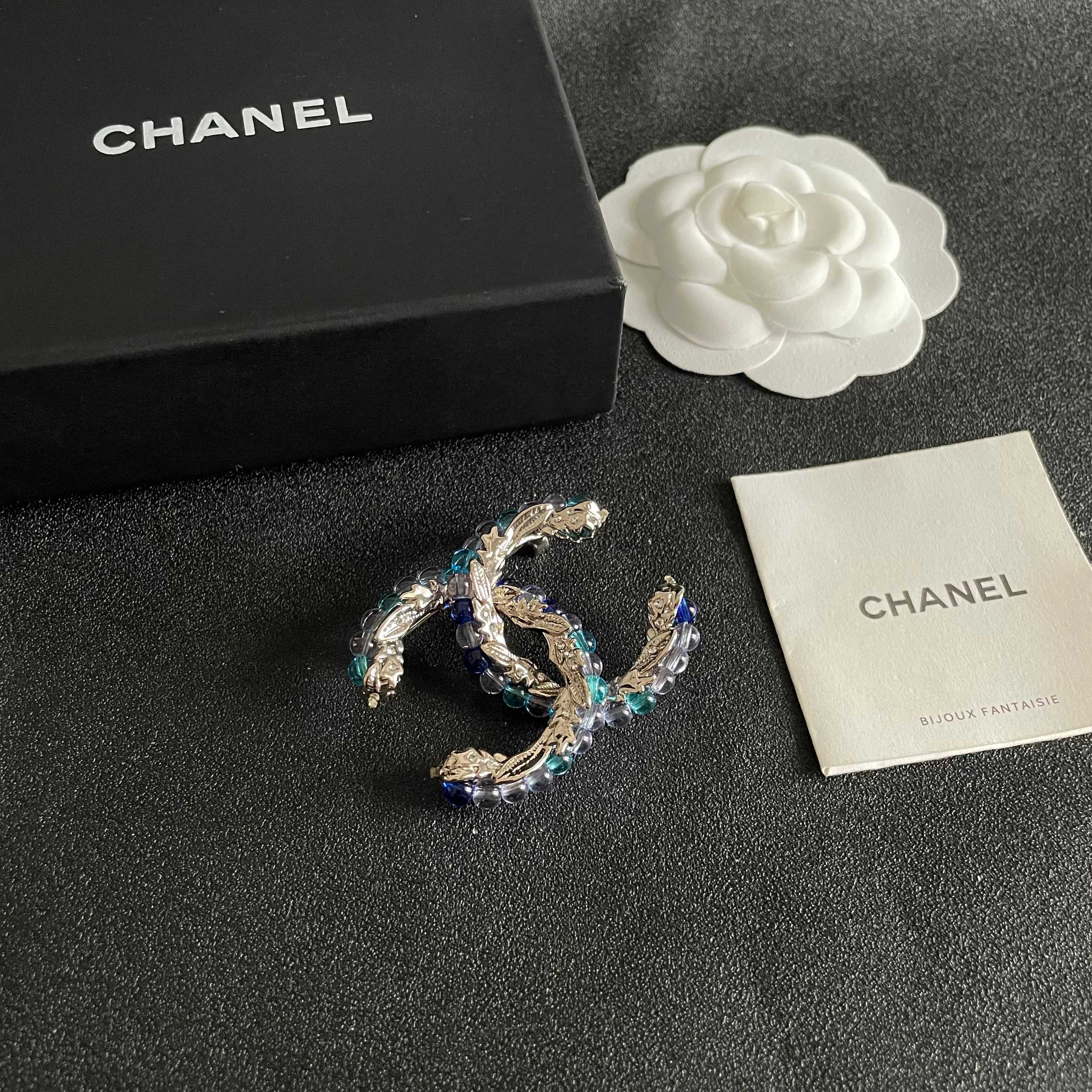 CHANEL 26S DOUBLE C LOGO MULTICOLOR BEADED & STARFISH DETAIL BROOCH IN GOLD METAL 629908