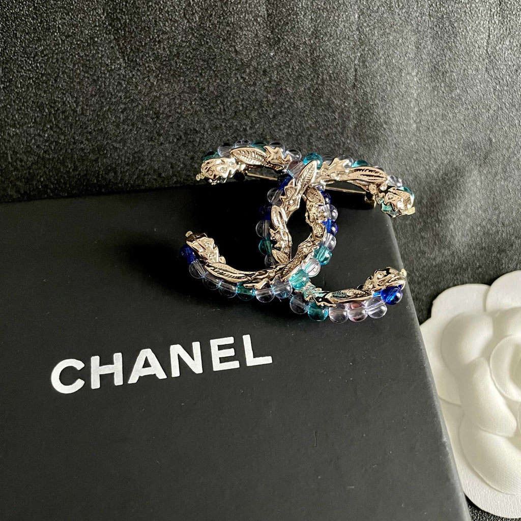 CHANEL 26S DOUBLE C LOGO MULTICOLOR BEADED & STARFISH DETAIL BROOCH IN GOLD METAL 629908
