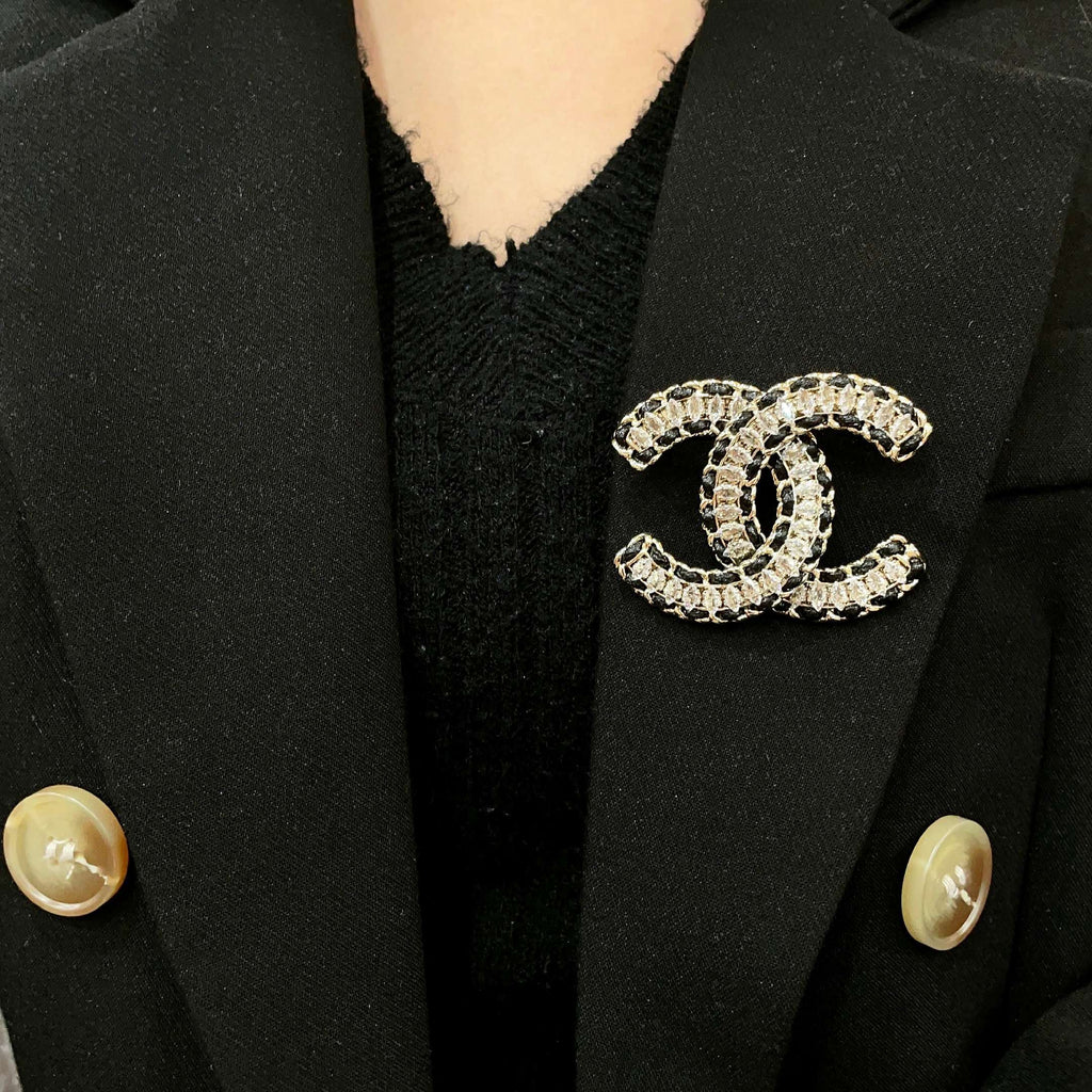 CHANEL 26S DOUBLE C LOGO CRYSTAL & BLACK CHAIN BROOCH IN GOLD METAL 629909