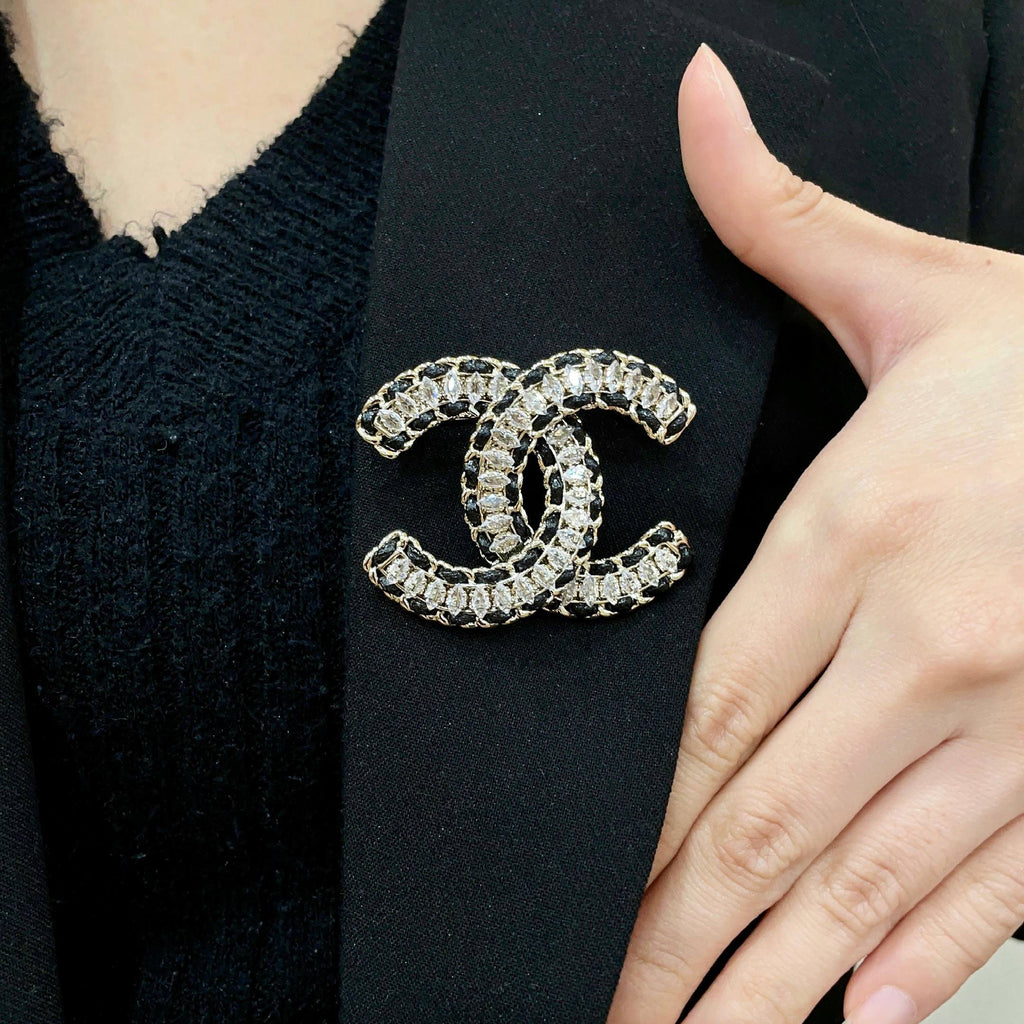 CHANEL 26S DOUBLE C LOGO CRYSTAL & BLACK CHAIN BROOCH IN GOLD METAL 629909