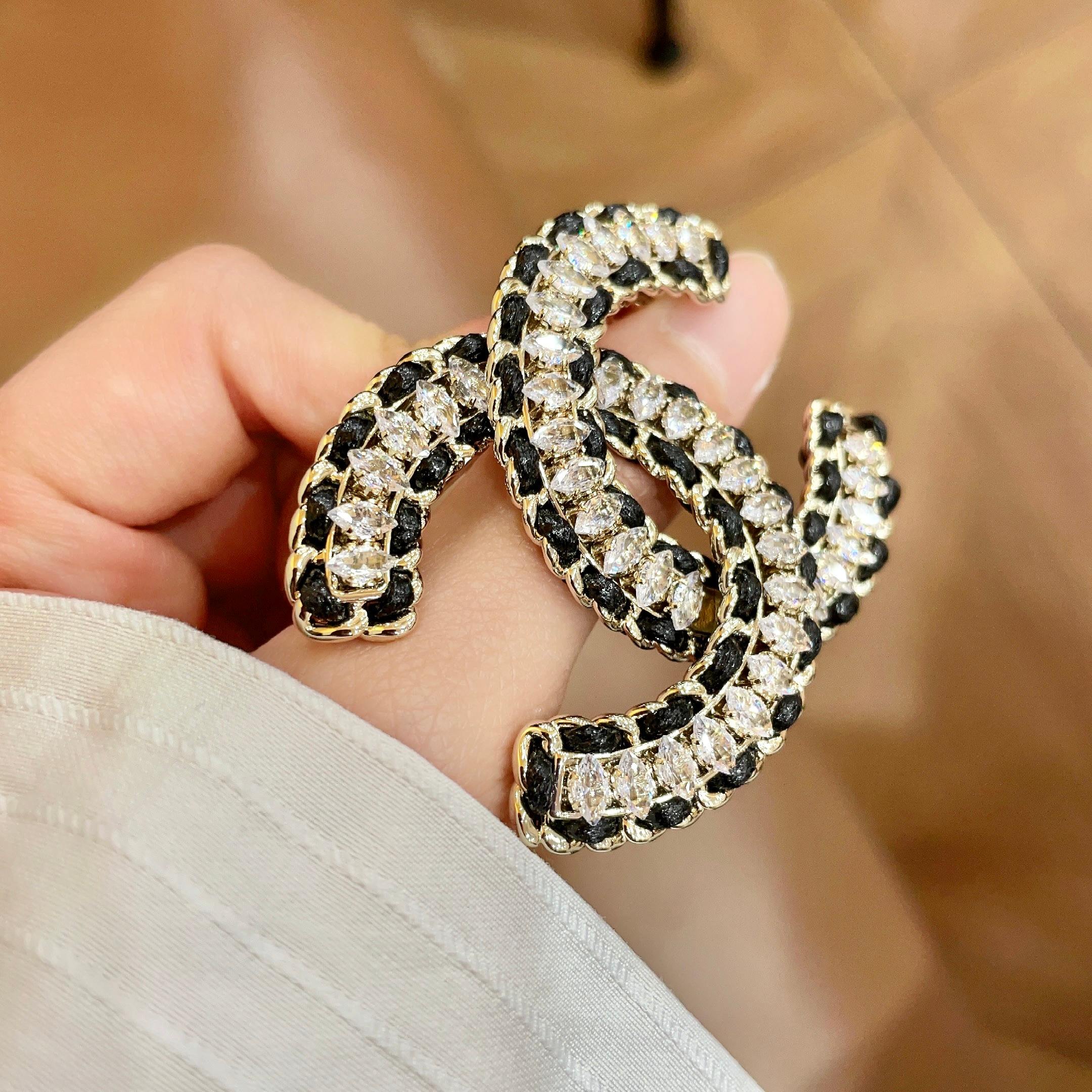 CHANEL 26S DOUBLE C LOGO CRYSTAL & BLACK CHAIN BROOCH IN GOLD METAL 629909
