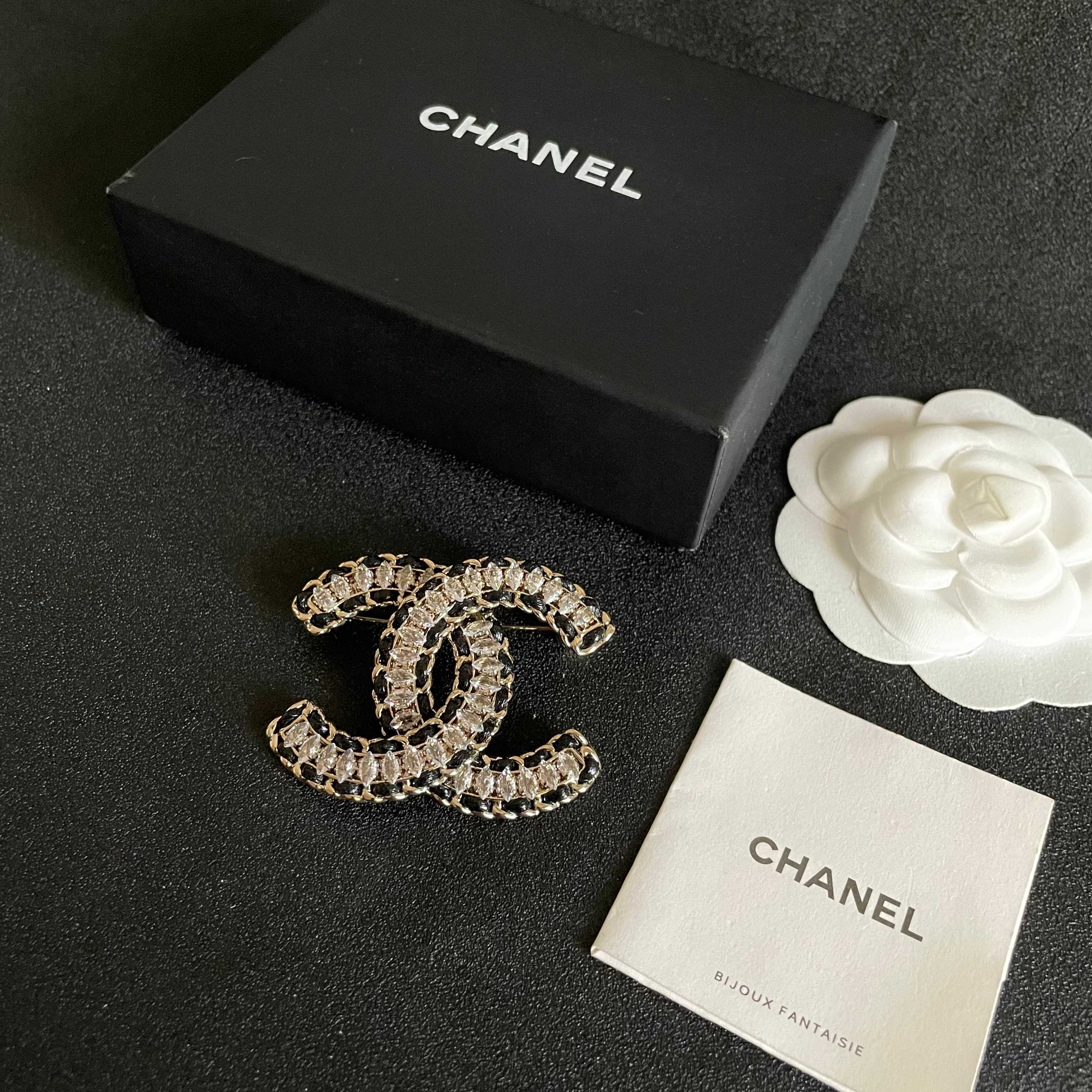 CHANEL 26S DOUBLE C LOGO CRYSTAL & BLACK CHAIN BROOCH IN GOLD METAL 629909