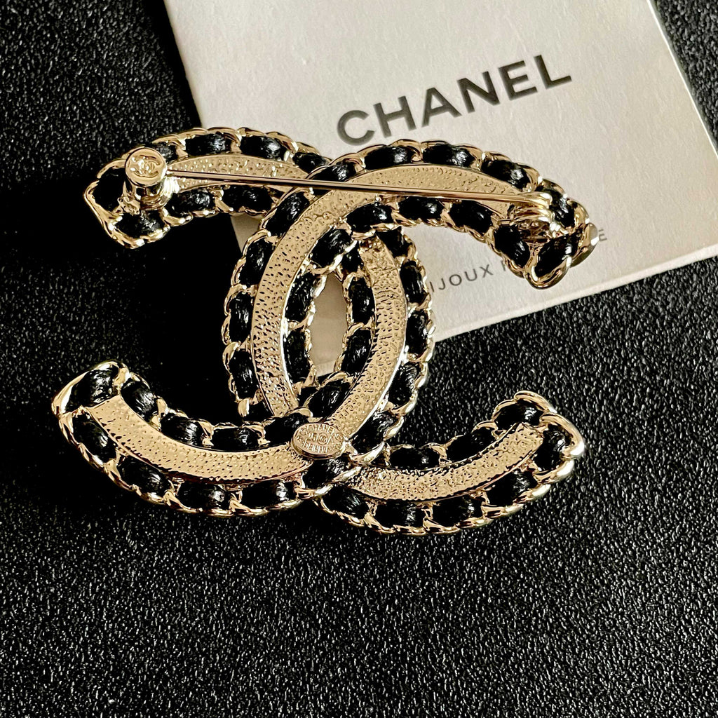 CHANEL 26S DOUBLE C LOGO CRYSTAL & BLACK CHAIN BROOCH IN GOLD METAL 629909