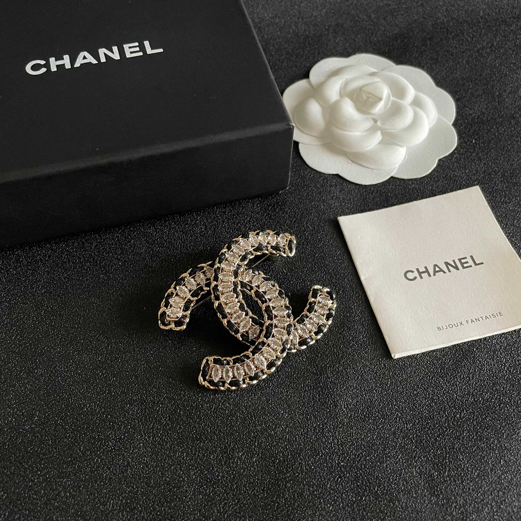 CHANEL 26S DOUBLE C LOGO CRYSTAL & BLACK CHAIN BROOCH IN GOLD METAL 629909