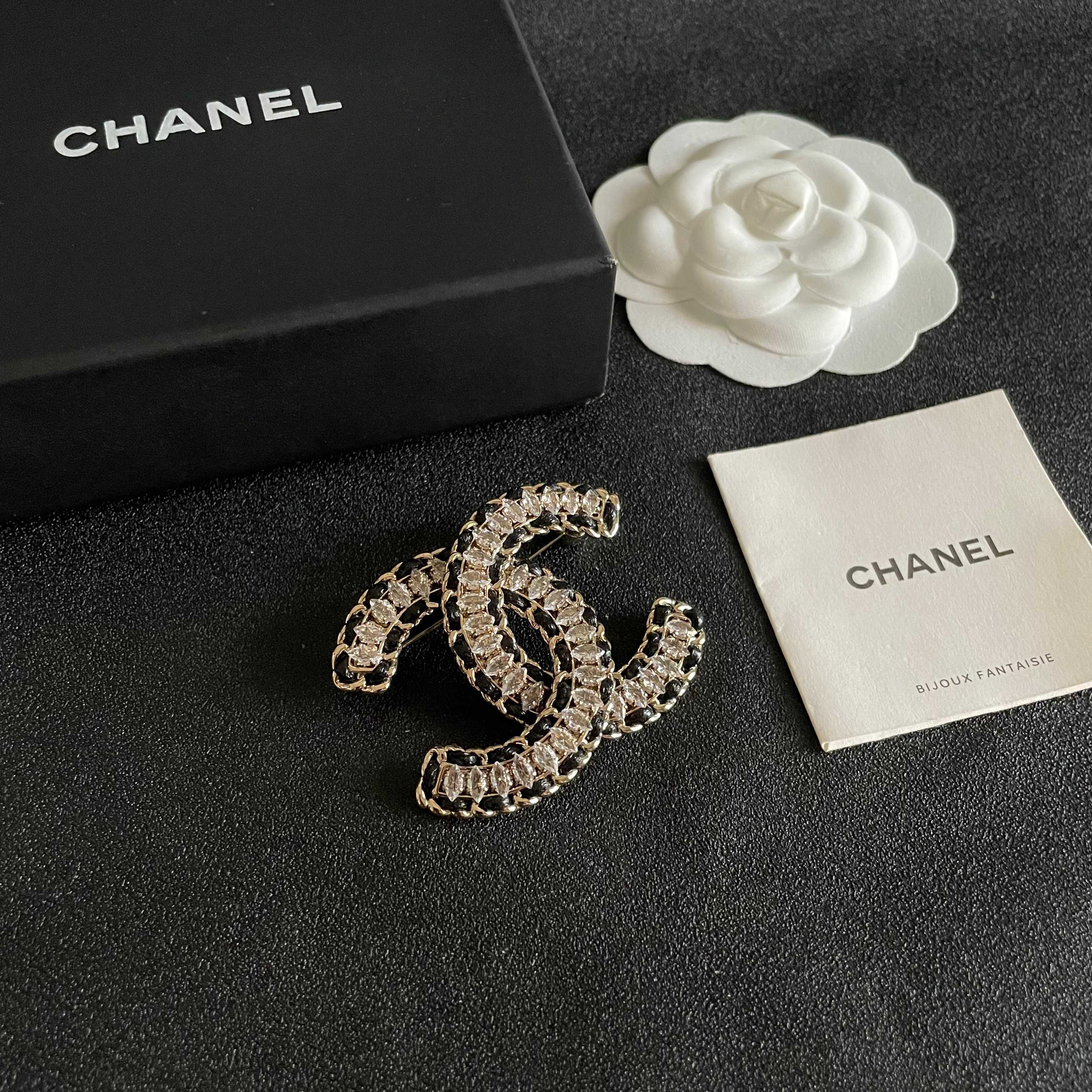 CHANEL 26S DOUBLE C LOGO CRYSTAL & BLACK CHAIN BROOCH IN GOLD METAL 629909