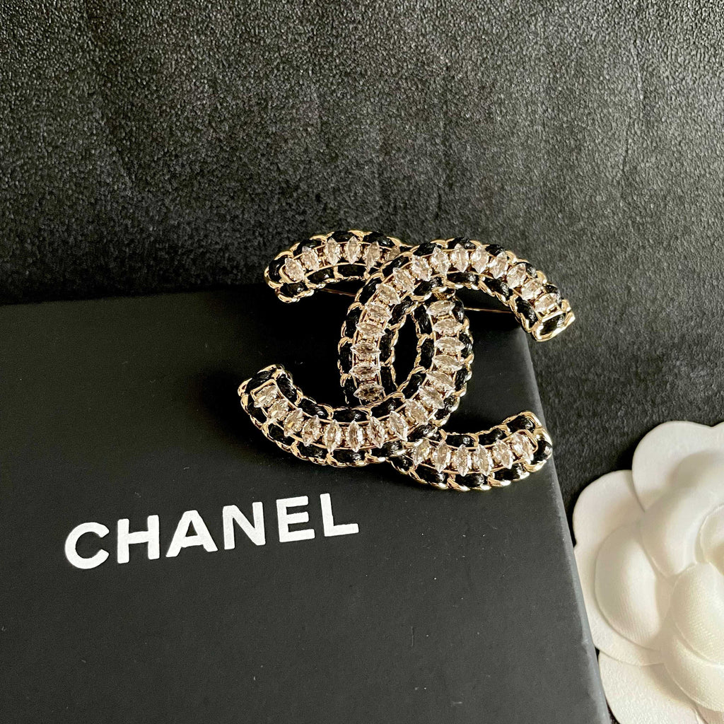 CHANEL 26S DOUBLE C LOGO CRYSTAL & BLACK CHAIN BROOCH IN GOLD METAL 629909