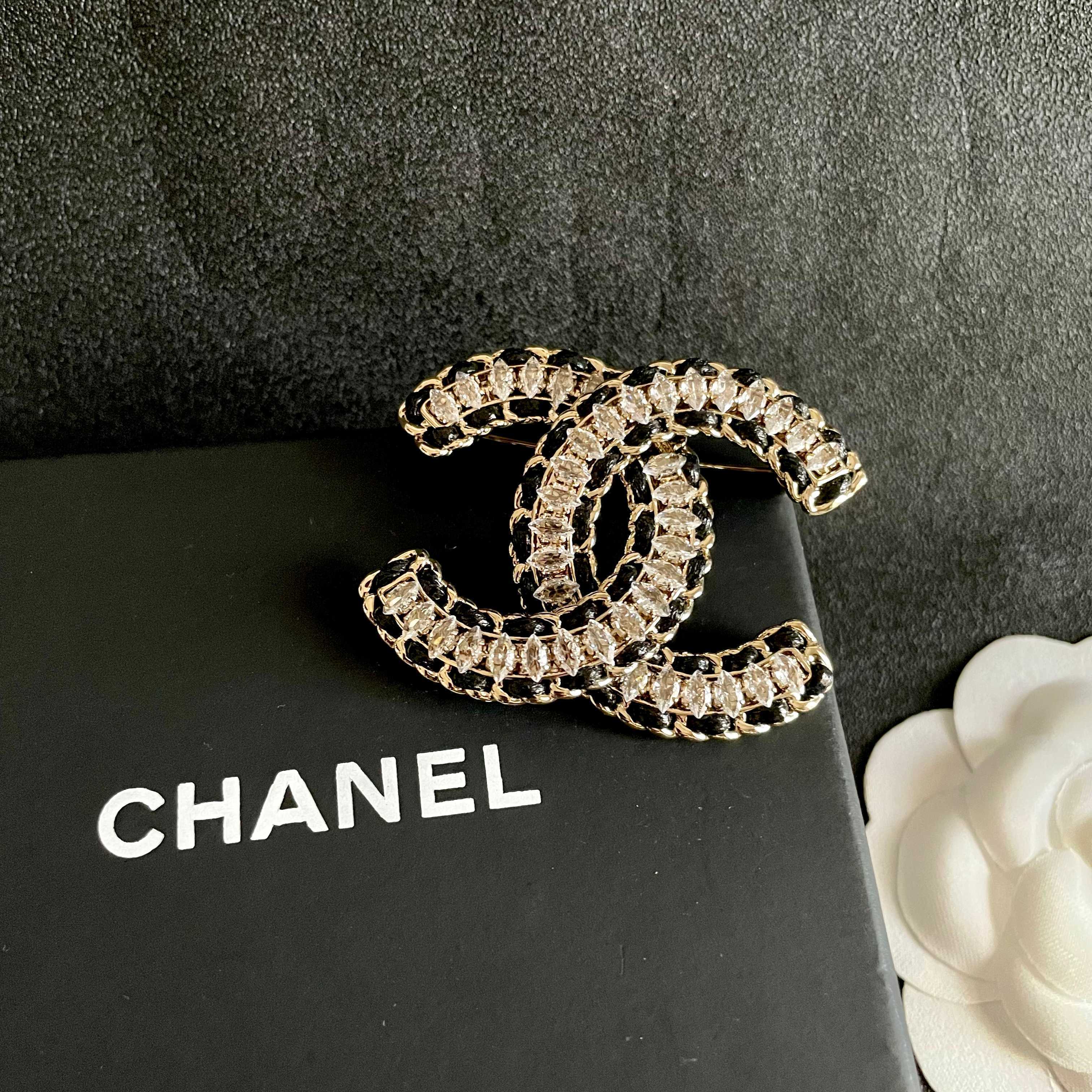 CHANEL 26S DOUBLE C LOGO CRYSTAL & BLACK CHAIN BROOCH IN GOLD METAL 629909
