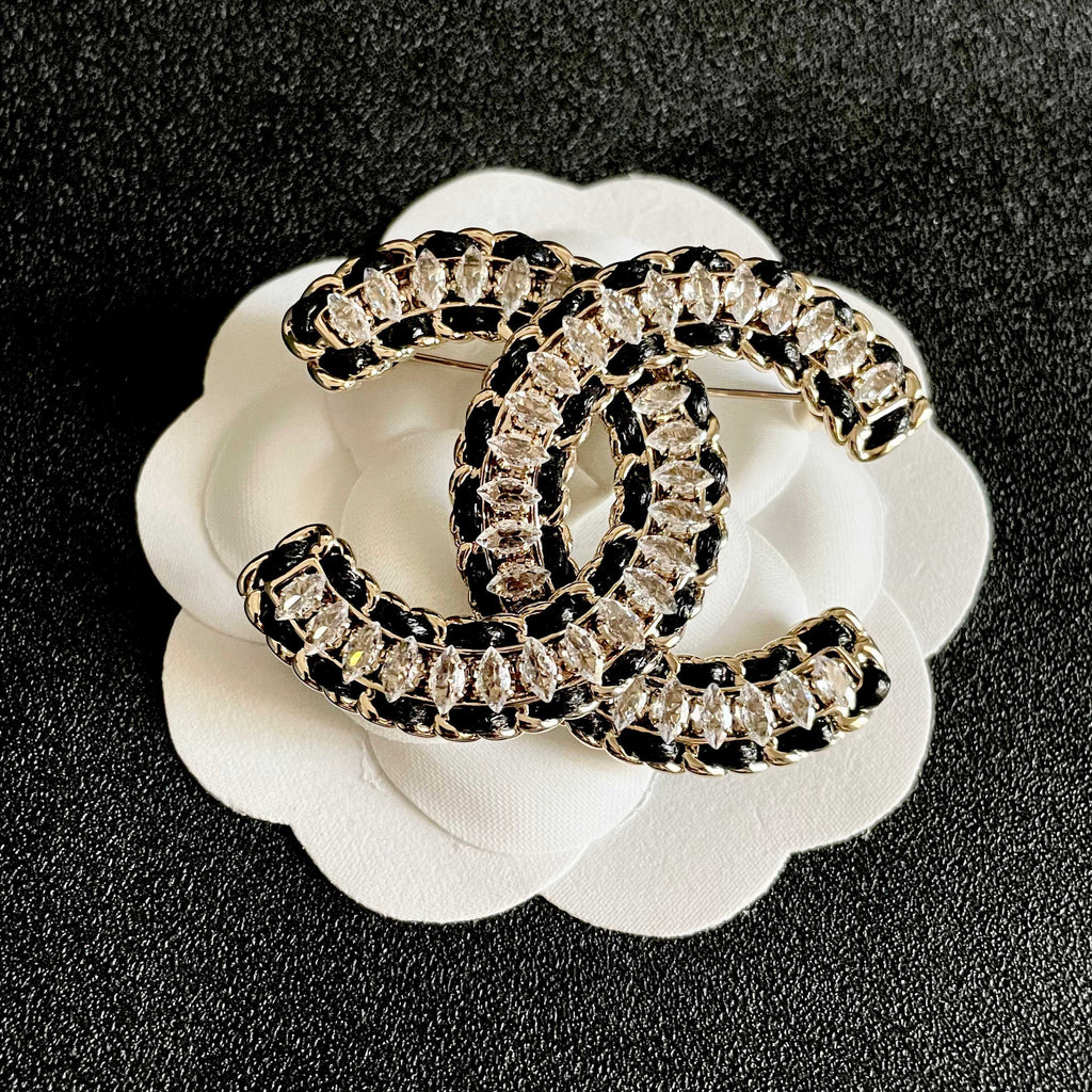 CHANEL 26S DOUBLE C LOGO CRYSTAL & BLACK CHAIN BROOCH IN GOLD METAL 629909