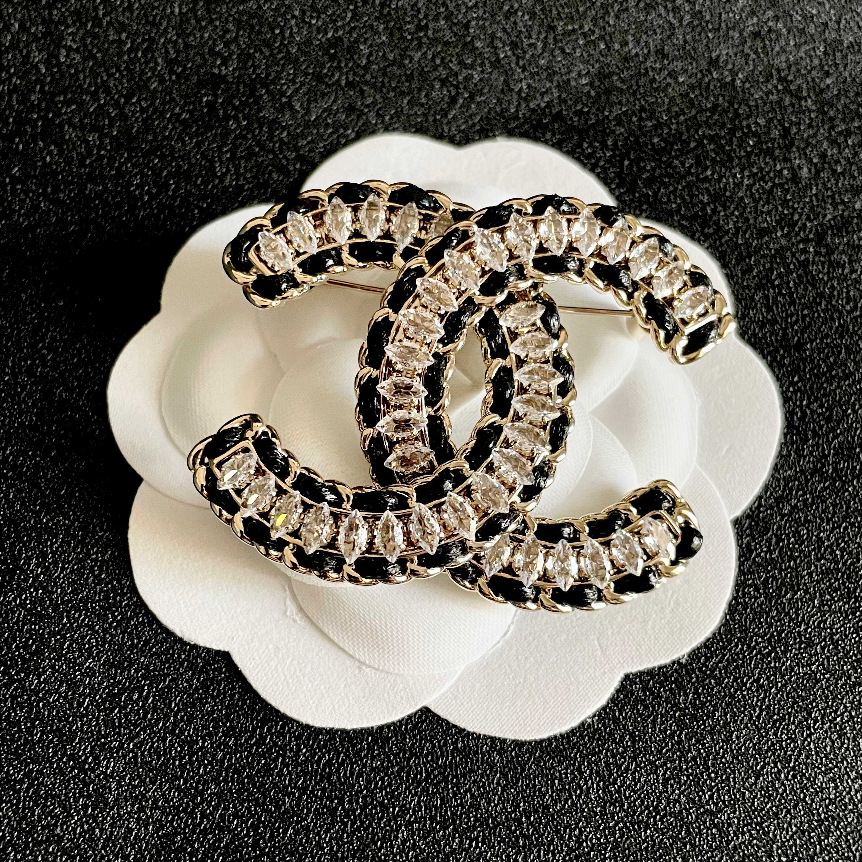 CHANEL 26S DOUBLE C LOGO CRYSTAL & BLACK CHAIN BROOCH IN GOLD METAL 629909