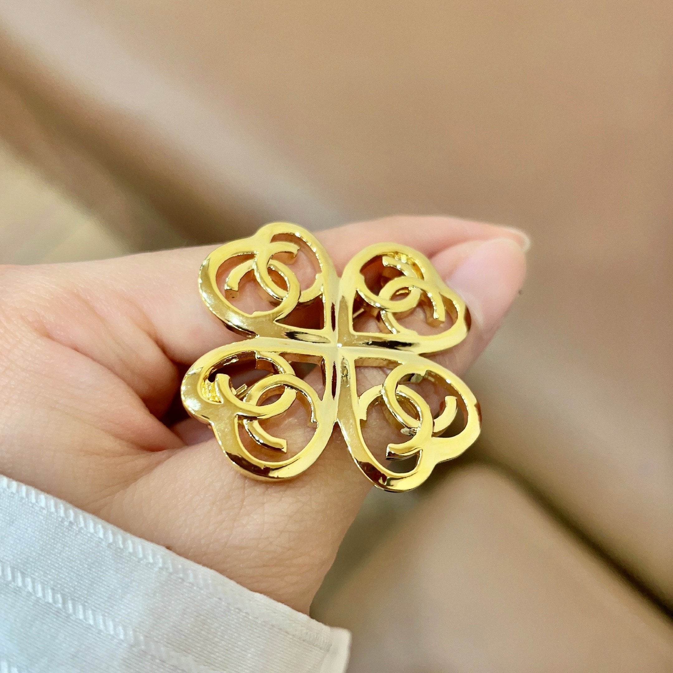 CHANEL 26S DOUBLE C LOGO HEART CLOVER BROOCH IN GOLD METAL 629910