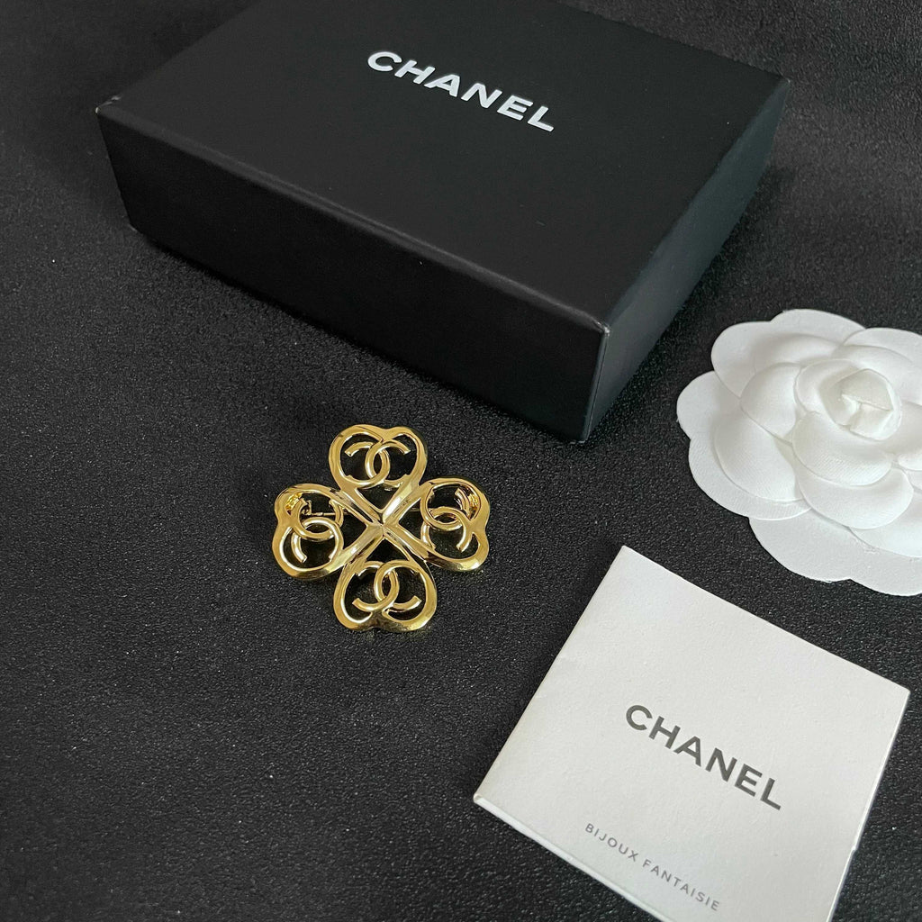 CHANEL 26S DOUBLE C LOGO HEART CLOVER BROOCH IN GOLD METAL 629910