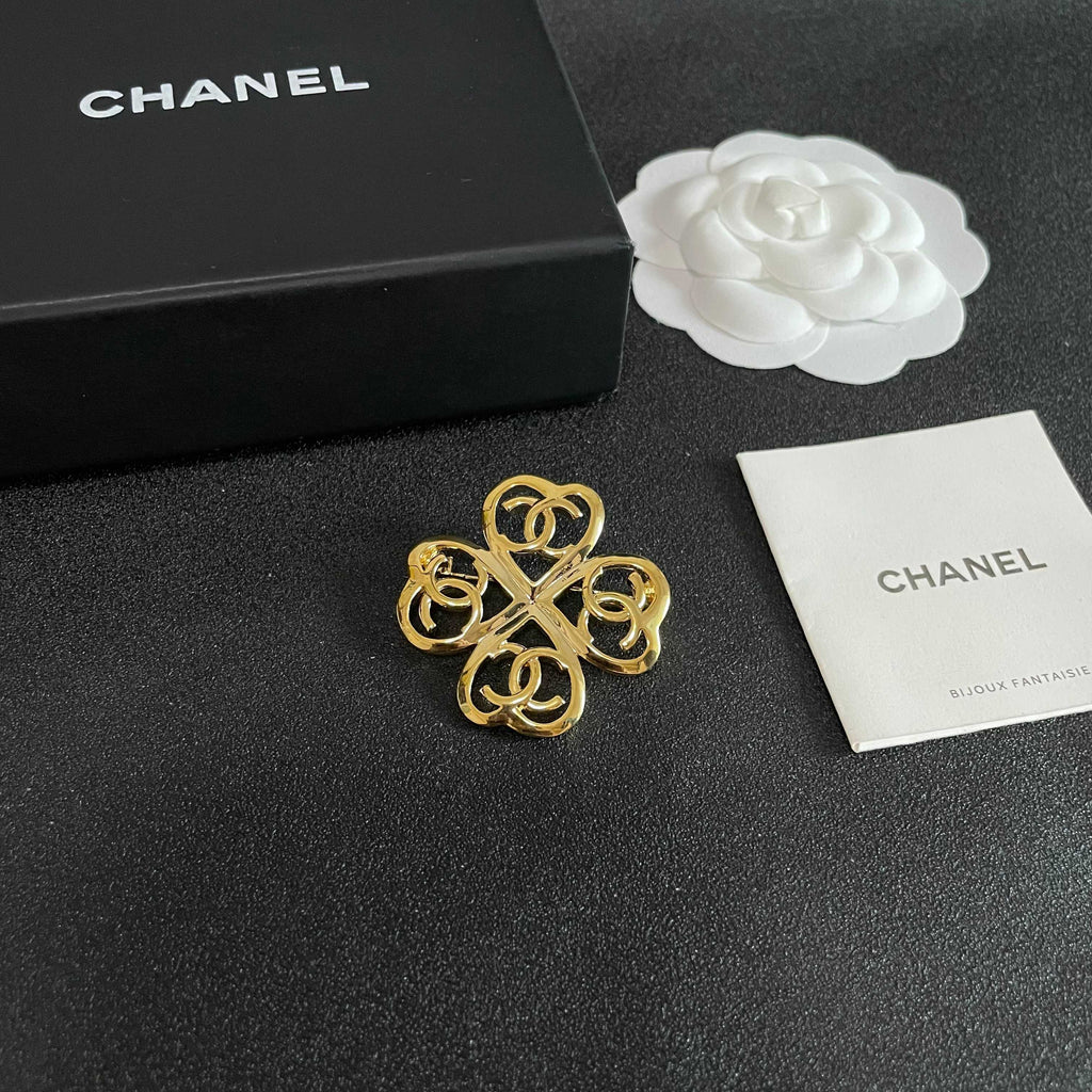 CHANEL 26S DOUBLE C LOGO HEART CLOVER BROOCH IN GOLD METAL 629910
