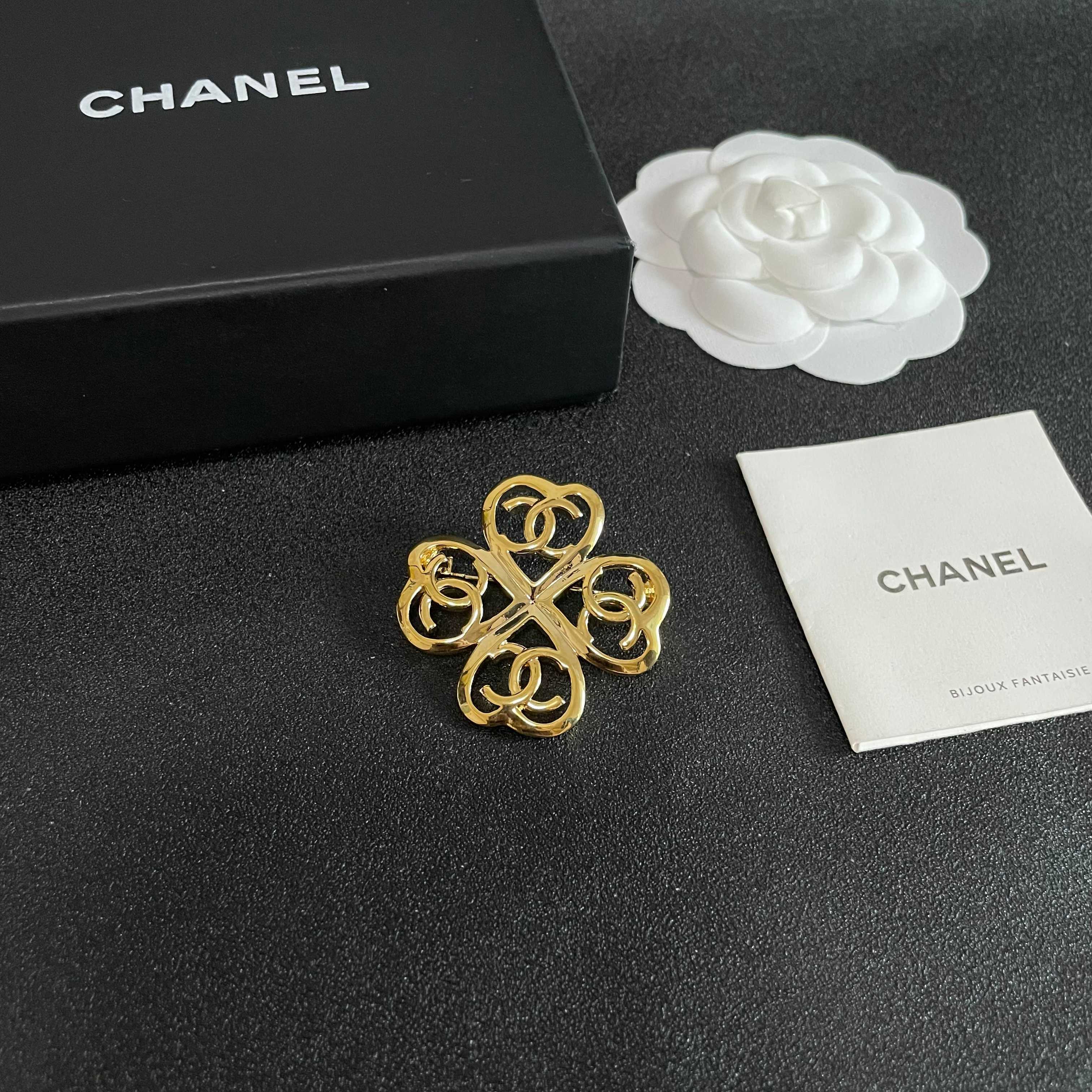 CHANEL 26S DOUBLE C LOGO HEART CLOVER BROOCH IN GOLD METAL 629910