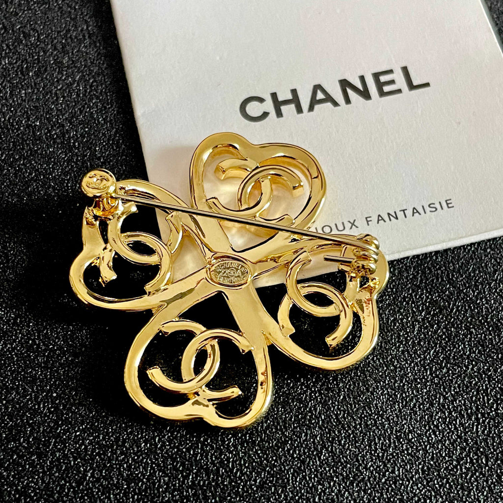 CHANEL 26S DOUBLE C LOGO HEART CLOVER BROOCH IN GOLD METAL 629910